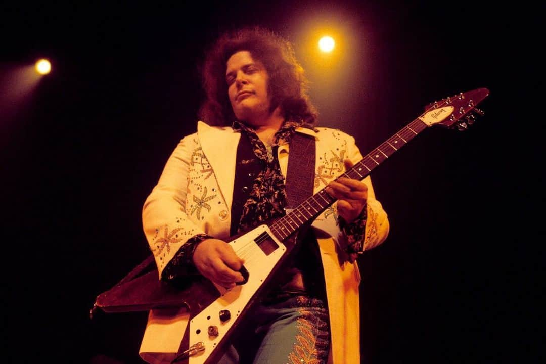 ギーザー・バトラーさんのインスタグラム写真 - (ギーザー・バトラーInstagram)「Sad to hear of Leslie West’s passing. Such a lovely bloke. He was fantastic to us when Sabbath supported Mountain on our first American tour. He came to see us at Mohegan Sun arena, even though he was wheelchair bound. Mississippi Queen one of, if not the, greatest riff of all time.  Rest In Peace Leslie.」12月24日 7時30分 - geezerbutler