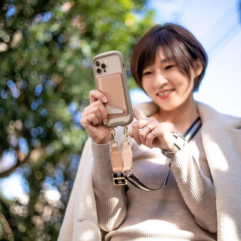 Yukarisuminoさんのインスタグラム写真 - (YukarisuminoInstagram)「レスブリス人気の斜めがけスマホストラップに新しくナイロンサテンベルトタイプが登場しました！ スマホ斜めがけストラップ（ナイロンサテンベルト／アジャスター）です。インスタLIVEで発売はまだですか？など、有り難いお声も頂いていました。ついに発売となりました♡ 新しいストラップは、本当に大満足の仕上がりです。QOLを向上させてくれるストラップなのです。今日は制作にあたっての、私の想いを失礼させて頂きます。  デザインをして、アクセサリー・バッグ・ストラップなどを作るにあたって、そのデザイン性は私の中で高い割合を占める物です。使いやすいだけじゃダメなんです。身に着けるものだからこそ、私がかわいいな、素敵だな、毎日使いたいなというワクワクがないと、お客様にもそう思って頂けないのではないかなと思うのです。 ただのナイロンのベルトではテンションが上がらない・・・そう思いませんか？ ツヤのあるシャンパンゴールドとブラックのストラップは機能的でありながらオシャレ。 コーデにも合わせやすくデニムなどのカジュアルからキレイめばっちり合います！スニーカーコーデ、すごくかわいいと思います♡  そして、機能性もとても大切です。 肩に負担のない太めのナイロンサテンベルトを使用しています。を 肩こり症の人に嬉しい！（私もです）太くて軽いベルト。大きめのスマホは結構重いのですがこのストラップだと肩への負担が軽くなります。長時間のお出かけにも安心です。 毎日使って頂きたいので、軽さにはとことんこだわりました。 軽くてつけやすいストラップなので長時間使用してもノンストレスです。  ストラップは、アジャスターで84cm〜138cmまで長さを変えることが出来ますので、身長に合わせてぴったりサイズで使えるのはもちろん、冬の厚手のアウターの時は長めにしたりと季節や着るものによっても長さを微調整することができます。ジャストサイズでつけられるから、しゃがんだ時にストラップが突っ張るような窮屈さもナシ！これなら抱っこの邪魔にならないし、着信にも気づくので、本当に便利なんです。もう手放せません！  そんな自信作のストラップ、ぜひぜひご覧くださいませ♡  #アラフォーファッション #ママファッション #ママ #コーディネート #アラフォーコーディネート #アラフォーママコーデ #locari #jマダムのおしゃれ #小学生ママ　#幼稚園ママ  #きれいめカジュアル　#レスブリス商品紹介 #レスブリス #アクセサリー #ママアクセサリー #ママジュエリー #シンプルコーデ #きれいめコーデ #ママリ#スマホストラップ #qol向上 #スマホを快適に #iphoneストラップ」12月24日 7時43分 - yukarisumino