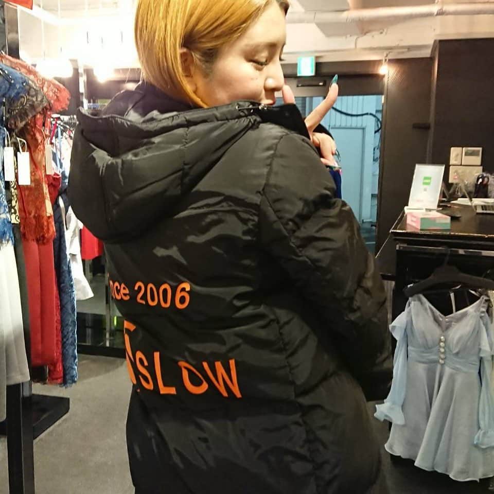 坂口杏里のインスタグラム：「club  SLOW ミーティング終わり、  12:00〜18:00 BARカシェット 営業なので、少し仮眠して BARのほう出勤します！  昼晩夕方飲み🎶  BAR CACHETTE (カシェット) 東京都新宿区歌舞伎町2-11-7 メトロビル4階  お待ちしてますん💕 男性１時間3000円 女性１時間1500円 （飲み放題）  ライン交換写メ撮ろ☺️」
