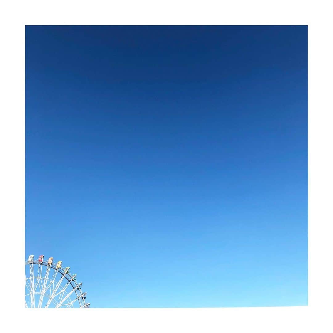 ロビンのインスタグラム：「Good morning  🎡  #ferriswheel #sky」