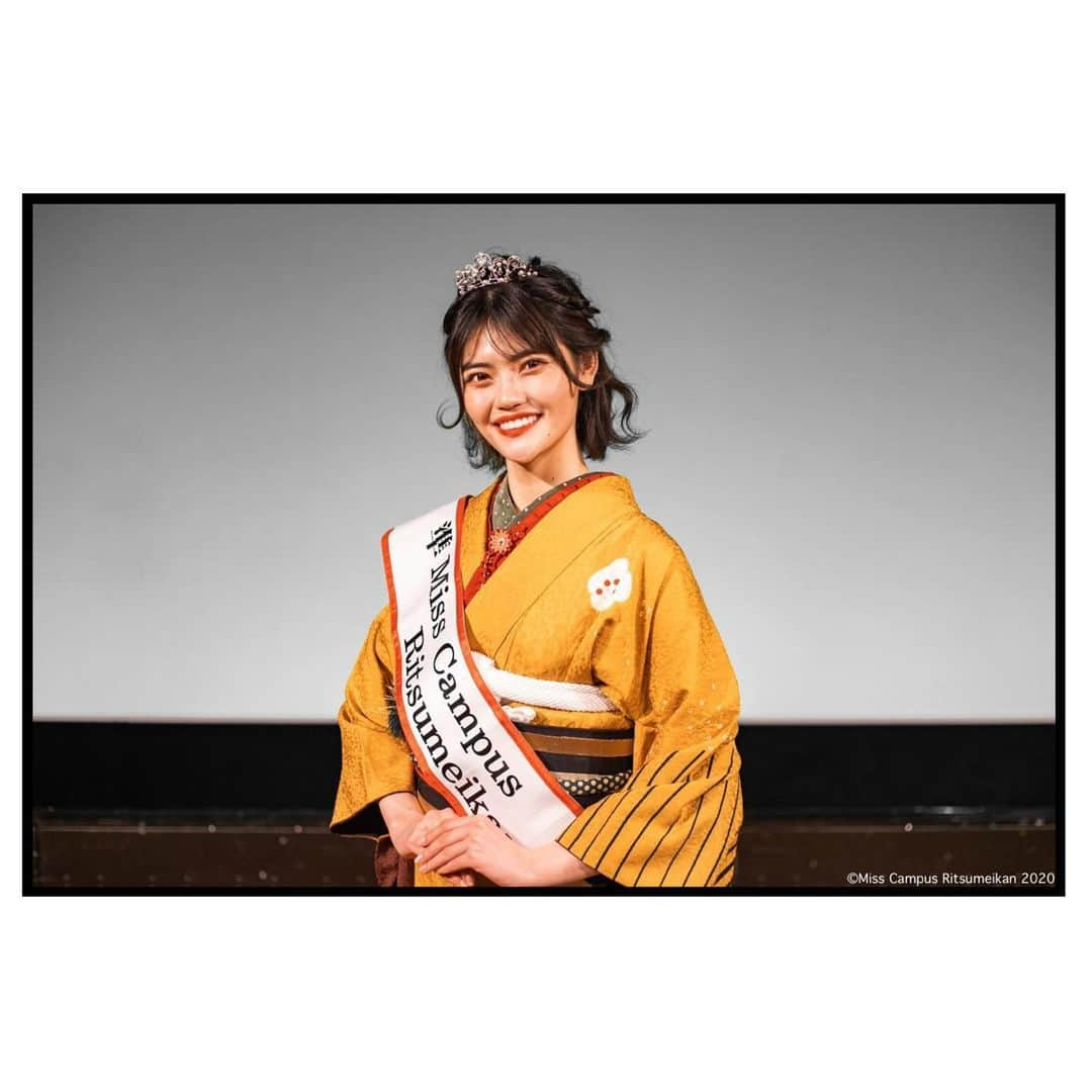 追田菜々花のインスタグラム：「【ご報告】 改めましてMiss Campus Ritsumeikan 2020 準グランプリをいただきました👑 私の思いを込めたスピーチです😌  ミスキャンパス立命館・ファイナリストになりはじめの頃、「グランプリを獲りたい」とは思いませんでした。私の心のどこかで、大学中の思い出になればいい、経験になればいいという気持ちがありました。なので、「グランプリを目指して頑張れ！」という言葉がけが、最初はとても、大きすぎる期待に感じることがありました。 今まで、ダンスで選抜に選ばれたり、学業でも、あまり「悔しい」という思いをしてきませんでした。これは、自分の得意なことばかりをやってきたからです。しかし、ミスキャンパス立命館の活動は、私の得意なことばかりではありませんでした。今年は特に、ほとんどの活動がSNSでした。動きや表情ではなく、言葉や文字をつかって自分を表現することは私にとって、本当に難しく感じました。他の候補者のみんなと比べるとみんなは自分の色を表現できているのに、自分は表現しきれていないんじゃないかと思うことがたくさんありました。できていないことに対して初めてこんなに悔しいと思いました。 ここで、私の気持ちが変わり、負けず嫌いのスイッチが入りました。私は決心したことは、最後までやり遂げないと満足することができませんでした。しかし、上を目指せば目指すほど、今まで見ないふりをしてきた自分の弱点を見つけました。見つけるたび、ネガティブになりました。普段はあまり見せませんが、夜に布団の中で泣くこともたくさんありました。 それでも、「明日もがんばろう」と毎日思えたのは、皆さんのおかげです。「みんな味方やから、一人じゃないから、いつも通りやればいいから」という言葉のおかげで、涙を吹っ飛ばして、全力で取り組むことができました。 そして、「グランプリ目指して頑張れ！」最初からそう言い続けてくださった、ミスキャンパス立命館の活動で出会った方々、最初はこの言葉が私にとって大きすぎる期待でしたが、私の気持ちが変わってから、この言葉はとても大きな支えとなりました。分からないことがある時には、アドバイスをくださり、皆さんと一緒に『新しい私』を作っていくことができました。 この活動でできた「繋がり」、これまでも、これからも私の人生の中でとても大きいものだと思います。これで終わりではなく、この繋がりを大切にし、新しい「おいたななか」として、これから歩んでいこうと思います。 本当にありがとうございました。  Entry No.1 追田菜々花  #ミスキャンパス #ミスキャンパス立命館 #立命館大学 #ミスコン #ミスコレ #ミスコンファイナリスト #ミスコン2020 #ミスコンテスト #ミスキャン #追田菜々花 #スポーツ健康科学部 #振袖 #振袖ヘア #振袖ヘアアレンジ #振袖着付け #振袖コーディネート #からし色 #マスタードカラー #マスタードコーデ #ハーフアップ #ハーフアップアレンジ #ヘアアレンジ #ショートヘア #ショート女子 #ボブヘアー #外ハネボブ #黒髪 #黒髪ボブ #準グランプリ #準ミス」