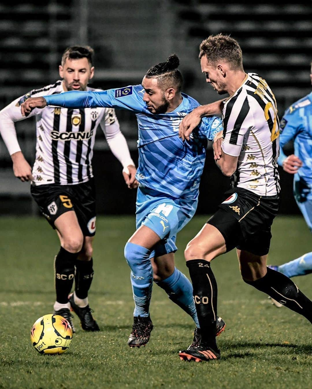 リーグ・アンさんのインスタグラム写真 - (リーグ・アンInstagram)「🆚 #SCOOM (2-1) 💪 @angers_sco bat l'@olympiquedemarseille grâce notamment à un pénalty de @payetdimitri27 détourné par @paulbernardoni 🧤 !  Bernardoni saves a penalty, and Angers beat Marseille! • • #Ligue1UberEats #SCO #AngersSCO #Angers #StadeRaymondKopa」12月24日 7時41分 - ligue1ubereats