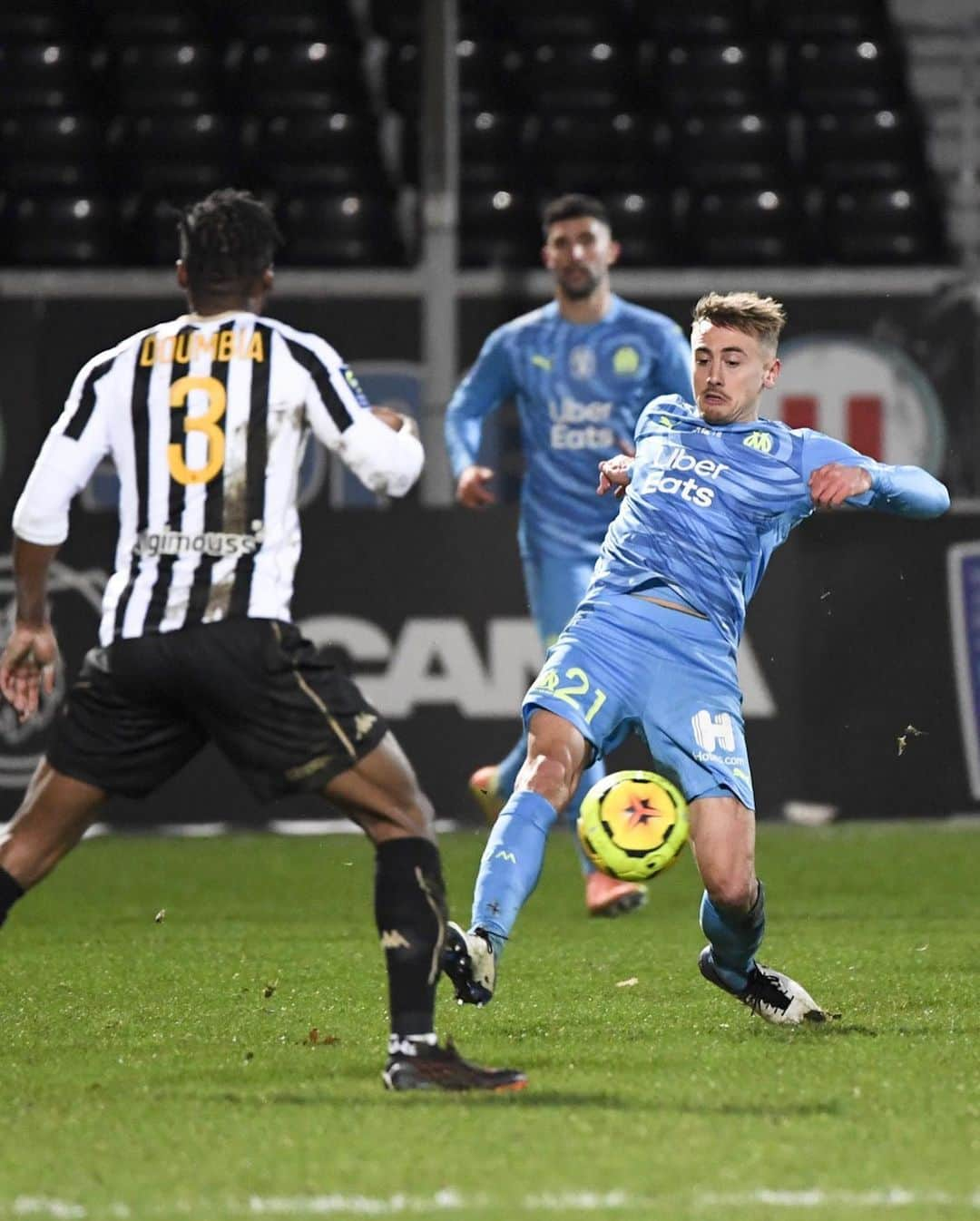 リーグ・アンさんのインスタグラム写真 - (リーグ・アンInstagram)「🆚 #SCOOM (2-1) 💪 @angers_sco bat l'@olympiquedemarseille grâce notamment à un pénalty de @payetdimitri27 détourné par @paulbernardoni 🧤 !  Bernardoni saves a penalty, and Angers beat Marseille! • • #Ligue1UberEats #SCO #AngersSCO #Angers #StadeRaymondKopa」12月24日 7時41分 - ligue1ubereats