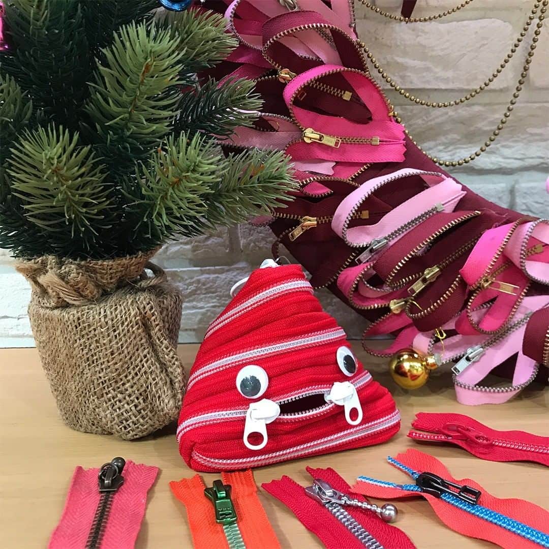 のインスタグラム：「～今日はクリスマスイブ～﻿ 素敵なクリスマスイブになりますように！  #ykk #ykkzipper #ykksnapandbutton #christmastree#presents #christmasdecor #ykk #ものづくり館 #しろくま　#クマ　#引手　#スライダー﻿ #ものづくり館byykk #ファスナー #zipper #zippercrafts　#ykkファスナー #クリスマス #ykkzippers﻿ #gold #ゴールド #キラキラ #christmas #クリスマス」