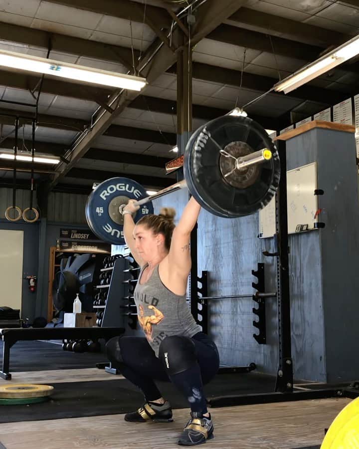 マッティ・ロジャーズのインスタグラム：「Are you tired of seeing me do technique snatches yet? Too bad, at least this one is festive because it looks like it’s snowing (chalk) 🙂 Building (almost kind of) perfect movement & consistency one day at a time & that looks like doing the same thing over & over, day after day. Making it the tiiiiiiiniest bit better each time」