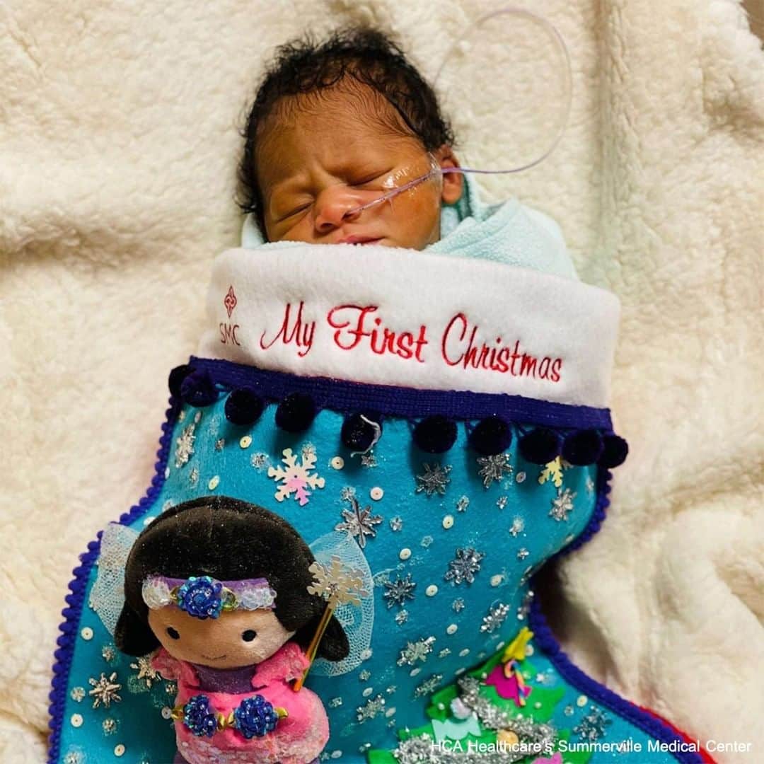 ABC Newsさんのインスタグラム写真 - (ABC NewsInstagram)「Preemies and their families who are spending the holidays in the NICU at HCA Healthcare's Summerville Medical Center in South Carolina, staff are going above and beyond to make this season as special as possible, dressing them up in adorable stockings. #preemie #hospital #healthcare #babies #christmas #holiday」12月24日 8時00分 - abcnews