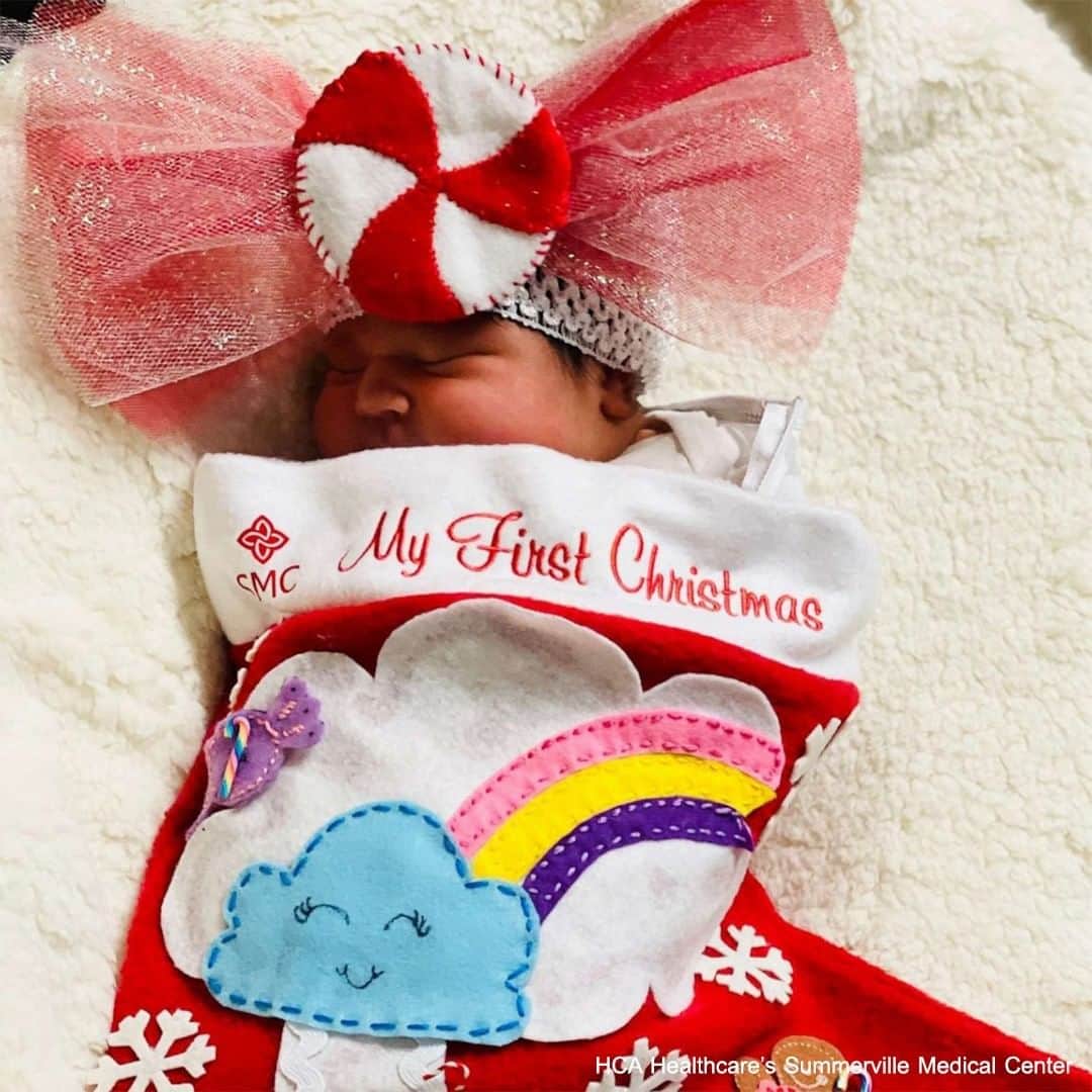 ABC Newsさんのインスタグラム写真 - (ABC NewsInstagram)「Preemies and their families who are spending the holidays in the NICU at HCA Healthcare's Summerville Medical Center in South Carolina, staff are going above and beyond to make this season as special as possible, dressing them up in adorable stockings. #preemie #hospital #healthcare #babies #christmas #holiday」12月24日 8時00分 - abcnews