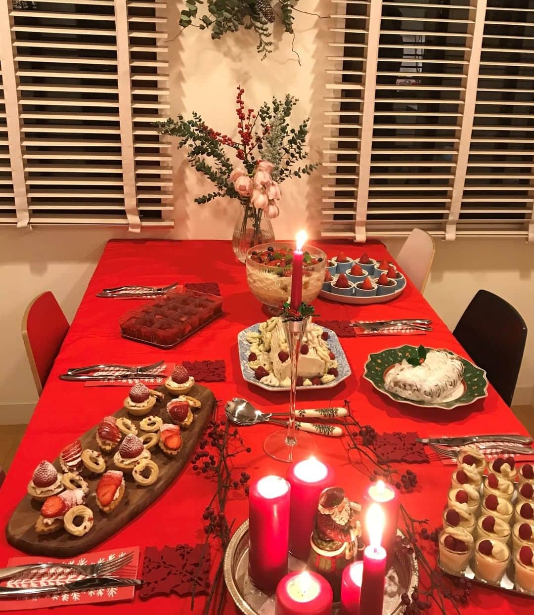 Candlewick Co., Ltd.さんのインスタグラム写真 - (Candlewick Co., Ltd.Instagram)「明日はついにクリスマスですね。今週はキャンドルウィックのお料理上手の3名より「我が家のクリスマスディナー」をご紹介します。クリスマスのワクワク感が皆様に伝わりますように！第２回目はブルース家から✨  我が家では、毎年2回、クリスマスをお祝いします。一度目は、友人たちを招いてのパーティー。4人の息子がいる我が家で最も悩ましいのは、皆に友人がいるように考えるゲストリストです。メインに準備するのは、ターキーですが、キッチンで食通のママ達が集まって、シャンパンを飲みながら、ワイワイと綺麗なオードブルやデザートを準備するときが、実は一番楽しい時間だったりします。  そして、クリスマス当日は、私の両親を含めた家族だけで過ごします。この時も決まって準備するのは、ターキー。ターキーに詰めるスタッフィングは、オーソドックスにバゲットにセロリや玉ねぎなどの香味のあるお野菜を合わせたものです。そしてもう一つの楽しみは40年来ベーキング教室を続けている実家の母が作る、数々のケーキ達。 今年は家族だけのクリスマスですが、家族が一緒に祝えることを感謝しながら、心を込めて準備しようと思っています。  It's finally Christmas tomorrow. This week, we would like to introduce "My Christmas Dinner" from three candlewick staff members who are skilled in the kitchen. We hope this brings some Christmas excitement! The second post is from Bruce's home✨  We usually celebrate Christmas twice. The first one is a party with friends. The hardest challenge is to make a guest list. Since we have 4 sons, I have to make sure to invite friends of each of them. The main is turkey, but in fact, the most enjoyable time might be when foodie mums get together in the kitchen and prepare beautiful hors d'oeuvres and desserts while drinking champagne.  On Christmas day, we celebrate only with family including my parents. At this time as well, we roast a turkey. The stuffing is an orthodox combination of baguettes and savory vegetables such as celery and onions. Another fun addition is the cakes which are baked by my mother who has been conducting a baking class for over 40 years. This year is a family-only Christmas, but I am grateful that the family can be together, and I will prepare with all my heart.  #クリスマスイブ #クリスマス #クリスマスディナー #クリスマスメニュー #おうちクリスマス #おうちクリスマスディナー #クリスマスケーキ #手作りケーキ #ターキー #シャンパン #ホリデー #子供のいる暮らし #今日の晩御飯 #おうちごはん #キッチングラム #クッキングラム #私のおいしい写真 #料理好きな人と繋がりたい #merrychristmas #christmas2020 #christmasdinner #christmasrecipes #homemade #turkey #stuffing #holiday #tasty #instafood」12月24日 8時01分 - candlewick_jp