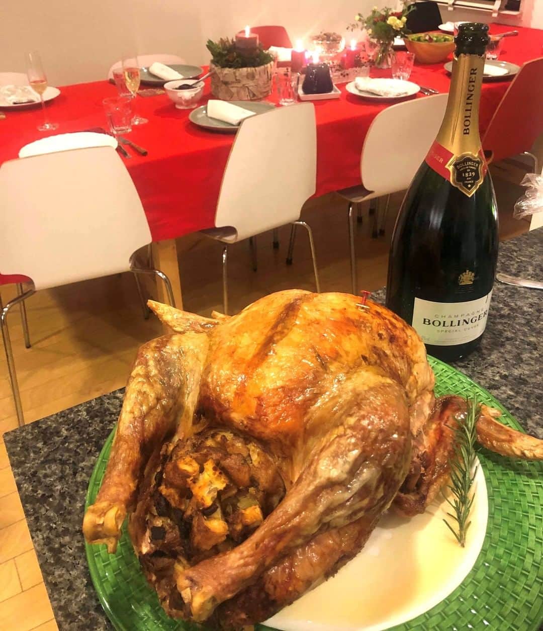 Candlewick Co., Ltd.さんのインスタグラム写真 - (Candlewick Co., Ltd.Instagram)「明日はついにクリスマスですね。今週はキャンドルウィックのお料理上手の3名より「我が家のクリスマスディナー」をご紹介します。クリスマスのワクワク感が皆様に伝わりますように！第２回目はブルース家から✨  我が家では、毎年2回、クリスマスをお祝いします。一度目は、友人たちを招いてのパーティー。4人の息子がいる我が家で最も悩ましいのは、皆に友人がいるように考えるゲストリストです。メインに準備するのは、ターキーですが、キッチンで食通のママ達が集まって、シャンパンを飲みながら、ワイワイと綺麗なオードブルやデザートを準備するときが、実は一番楽しい時間だったりします。  そして、クリスマス当日は、私の両親を含めた家族だけで過ごします。この時も決まって準備するのは、ターキー。ターキーに詰めるスタッフィングは、オーソドックスにバゲットにセロリや玉ねぎなどの香味のあるお野菜を合わせたものです。そしてもう一つの楽しみは40年来ベーキング教室を続けている実家の母が作る、数々のケーキ達。 今年は家族だけのクリスマスですが、家族が一緒に祝えることを感謝しながら、心を込めて準備しようと思っています。  It's finally Christmas tomorrow. This week, we would like to introduce "My Christmas Dinner" from three candlewick staff members who are skilled in the kitchen. We hope this brings some Christmas excitement! The second post is from Bruce's home✨  We usually celebrate Christmas twice. The first one is a party with friends. The hardest challenge is to make a guest list. Since we have 4 sons, I have to make sure to invite friends of each of them. The main is turkey, but in fact, the most enjoyable time might be when foodie mums get together in the kitchen and prepare beautiful hors d'oeuvres and desserts while drinking champagne.  On Christmas day, we celebrate only with family including my parents. At this time as well, we roast a turkey. The stuffing is an orthodox combination of baguettes and savory vegetables such as celery and onions. Another fun addition is the cakes which are baked by my mother who has been conducting a baking class for over 40 years. This year is a family-only Christmas, but I am grateful that the family can be together, and I will prepare with all my heart.  #クリスマスイブ #クリスマス #クリスマスディナー #クリスマスメニュー #おうちクリスマス #おうちクリスマスディナー #クリスマスケーキ #手作りケーキ #ターキー #シャンパン #ホリデー #子供のいる暮らし #今日の晩御飯 #おうちごはん #キッチングラム #クッキングラム #私のおいしい写真 #料理好きな人と繋がりたい #merrychristmas #christmas2020 #christmasdinner #christmasrecipes #homemade #turkey #stuffing #holiday #tasty #instafood」12月24日 8時01分 - candlewick_jp