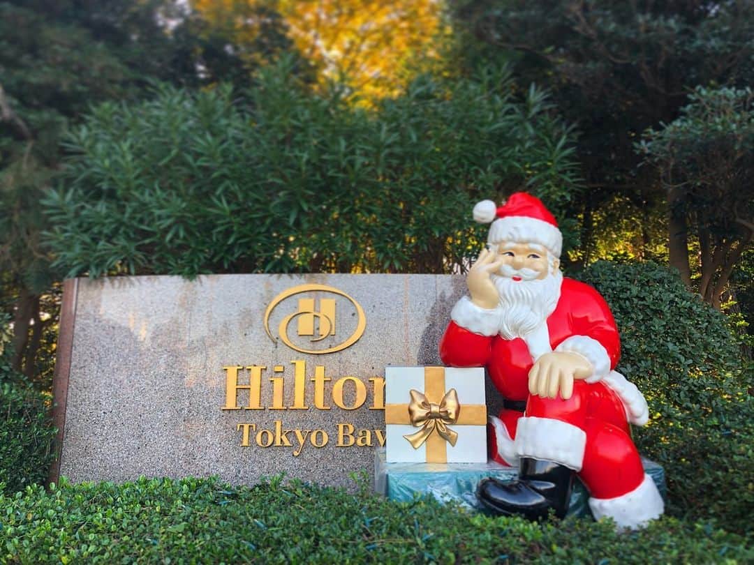 ヒルトン東京ベイ Hilton Tokyo Bayさんのインスタグラム写真 - (ヒルトン東京ベイ Hilton Tokyo BayInstagram)「今日はクリスマスイブ🎄海沿いの道の途中で、サンタさんを発見🎅ひと休み中かな…？  プレゼントは…もらうのも、自分へのご褒美を選ぶのも、そっと枕元に置くのも、ワクワクするものですね🎁  素敵な一日になりますように✨  #ヒルトン東京ベイ #東京ディズニーリゾート #舞浜 #ヒルトン #クリスマスイブ #プレゼント #サンタクロース #お疲れ様 #ありがとう #🎅 #🎁 #hiltontokyobay #hilton #hotel #tokyodisneyresort #maihama #chiristmas #present #happyholidays #familytime #santa」12月24日 7時53分 - hiltontokyobay