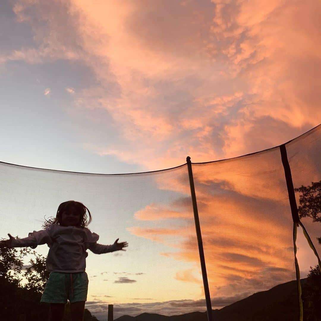 Yanna Lavigne 稲垣アンのインスタグラム：「Pula pula no pôr do sol 🌅 🧡」