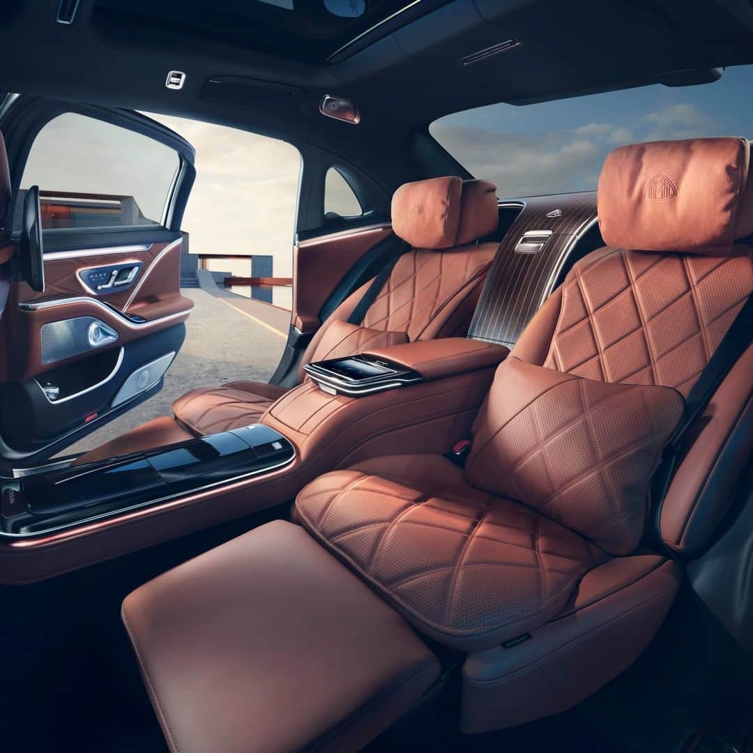 メルセデス・ベンツさんのインスタグラム写真 - (メルセデス・ベンツInstagram)「Thanks to Executive seats and the Chauffeur package, the rear section of the new Mercedes-Maybach S-Class becomes a comfortable working or resting area.   @mercedesmaybach #MercedesMaybach #Maybach #SClass」12月24日 7時55分 - mercedesbenz