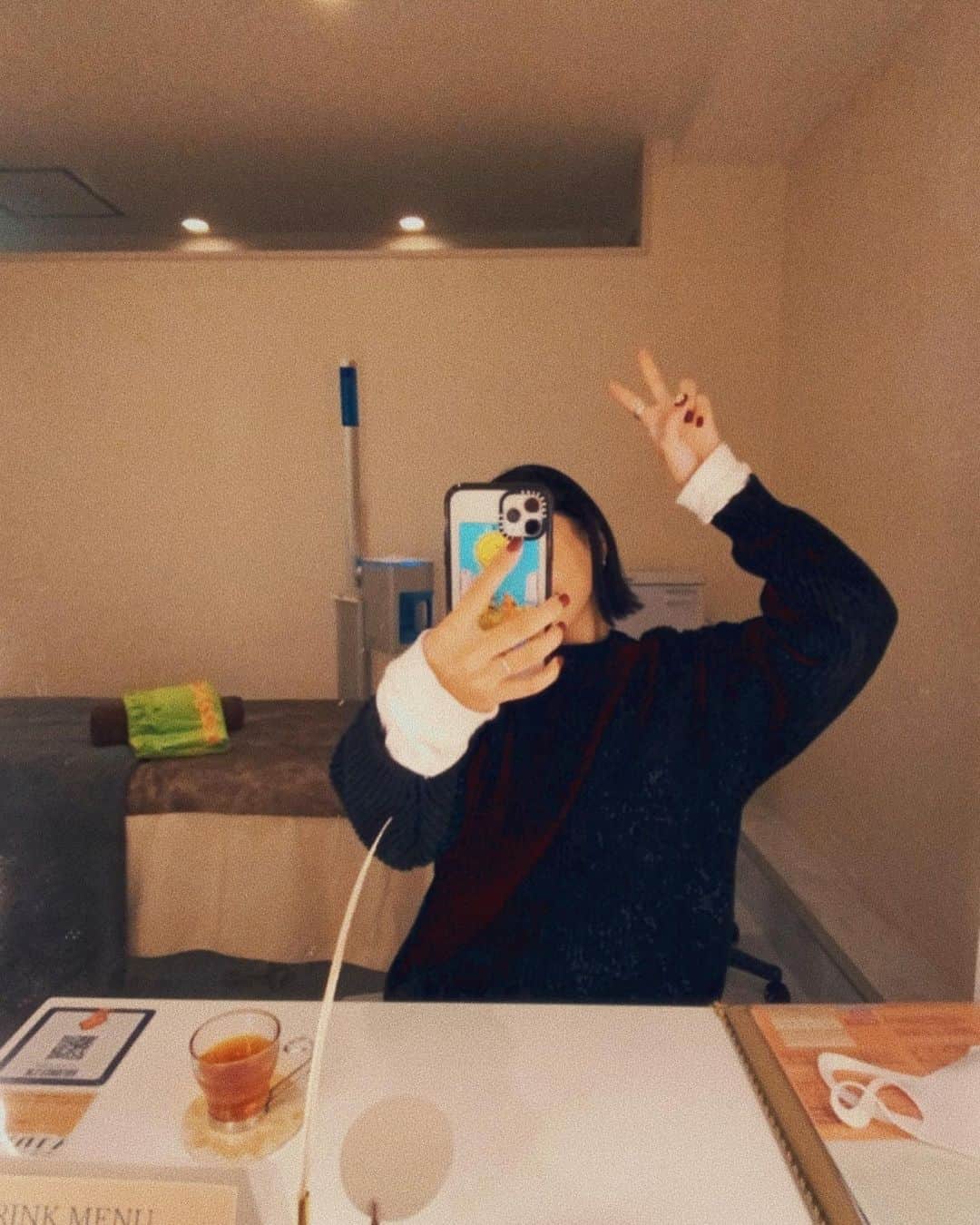 馬詰まほのインスタグラム：「年内最後に 横浜関内にある @ms_esnoliba にお肌のメンテナンスに💆🏽‍♀️ 今回も5種マシン全てを使った贅沢なフルコース☺︎ ①クレンジング ②ハイパーナイフ20分（顔＋デコルテ） ③ハイドラフェイシャル ④プラズマシャワー ⑤ヒト幹細胞導入 ⑥無針水光注射 ⑦ウルセラハイフ ⑧ヒト幹細胞パック 肌質改善やメンテナンス、特別なケアなどにオススメみたい🤍 やっぱりお肌つるつるもちもちなった！ 全てがSETになってるコースってあまり見た事ないし1回で全部が試せるのって魅力的すぎ✨ 通常¥35750が私のインスタ見たで20％OFFしてくれる見たいだから是非♡ #esnoliba_kannai #ms_esnoliba #エスノリーバ横浜関内店 #エムズエスノリーバ #ハイフ #フェイシャル #ハイドラ #ハイドラフェイシャル #プラズマシャワー #無針水光 #水光注射 #無針水光注射 #HIFU #横浜 #みなとみらい #馬車道 #横浜関内 #エステ #定額制エステ #ハイパーナイフ」