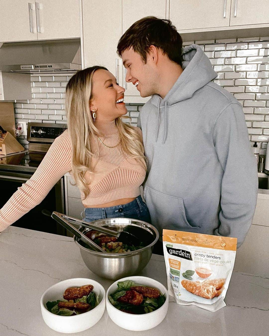 トーリ・ウェブスターのインスタグラム：「We don’t want to lie to you anymore. It’s true. We cheated….     On meat, that is! 😳🤯 @gardein encouraged Adam and me to cheat on meat by substituting Gardein products in our fave meat recipes at least once per week. Adam and I know how important it is to switch things up—and sometimes that means you need to cheat (on meat) to keep things interesting 🤫😏 (ad)   Adam and I love cooking with plant-based alternatives, and @gardein is known for its range of products and great taste and texture! Today we chose to cook up some meat-free Seven Grain Crispy Tenders. This is one of our faves! You can shop this and all other #GardeinCanada products in the frozen section of all major grocery stores nationwide.   Tempted to #CheatOnMeat too? Visit Gardein.ca (linked in stories) to take the Cheating Challenge and find out what product you should have a food affair with.  The first 5,000 participants to take the quiz will receive a coupon for Gardein products and can enter for a chance to win a year’s supply of Gardein. No purchase necessary. Ends 05/31. For full rules & regulations visit the link in my stories.」