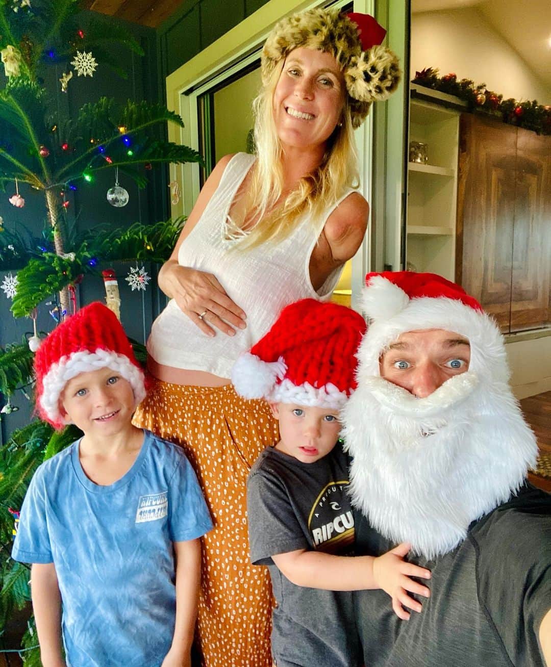 Bethany Hamiltonのインスタグラム：「I hope you all are able to find the light and joy in this season even with all we have faced this year!  Lots of love and we are wishing a merry Christmas to all of you!!! God bless ♥️💫🤗」
