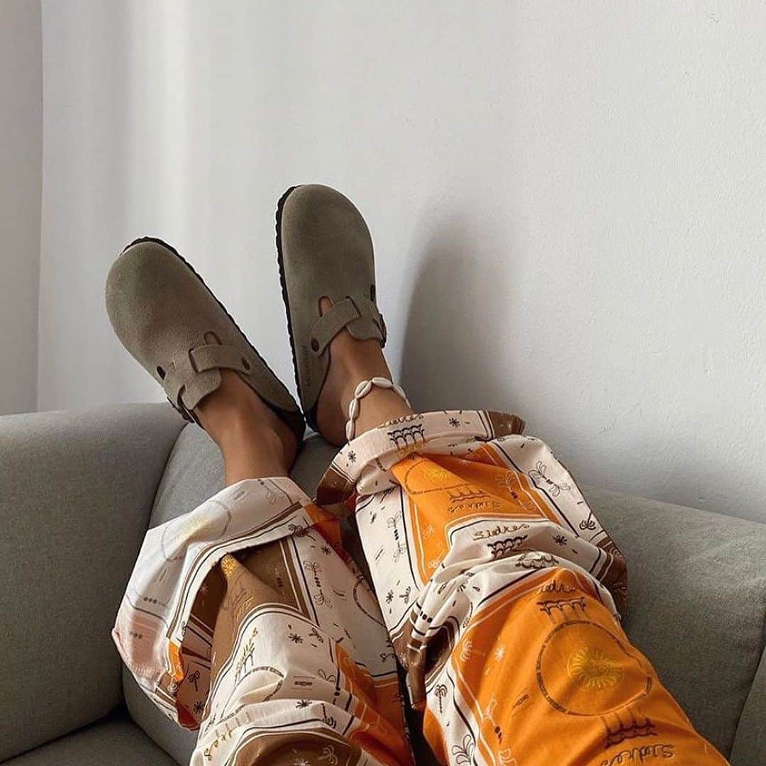 WHO WHAT WEARさんのインスタグラム写真 - (WHO WHAT WEARInstagram)「They're "ugly," affordable, and very comfortable—we're talking about Birkenstock clogs. Are you embracing the trend this winter? Tap our link for more way fashion girls are convincing us to wear them. #HighlyDocumented photos: @siedres, @annaaborisovna, @lucywilliams02」12月24日 8時12分 - whowhatwear