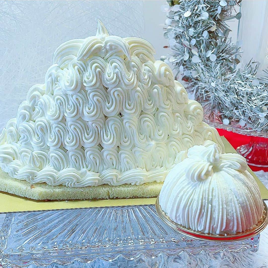 里井真由美さんのインスタグラム写真 - (里井真由美Instagram)「🎄おうちクリスマス〜✨🌰 今年のケーキは 大きな純白！クリスマスマロンシャンティイでございます〜  パレスホテルさんのクリスマス限定を予約しました♡ まさに 栗スマス🌰🎄🌰🎄❤️ @palacehoteltokyo   (手前が通常サイズです♡) 専用のボックスに入れてくださり 持ち帰りやすいです😌✨  美しい立ち姿❗️ シュッと崩れず立っているのに、切ると中の栗はホロホロッ、食べるとふわっふわっ。口の中で生クリームと溶け合うのが たまりませ〜ん💕おいしい  美しく大きなマロンシャンティイ 通常のマロンシャンティイと合わせて 入刀させて頂け幸せ〜😆✨💕🌰w  クリスマスマロンシャンティイは完売していますが、通常のマロンシャンティイは販売されていると思います。お問い合わせなさってみてね。  パレスホテルさんでの年末年始など素敵な企画も要チェック♡  https://www.palacehoteltokyo.com/  。。。  ホムパのお料理は、クリスマス仕立ての前菜、丸鶏、から揚げ、ローストビーフ、スペアリブ etc... シェフや料理家さんの手作りメニューが勢ぞろい！  ⭕️私は 食・べ・る だけぇ〜 😆😎❤️笑w  楽しいクリスマスをお過ごしくださいね  #パレスホテル東京#マロンシャンティイ #モンブランの世界#栗#和栗#栗スイーツ#モンブラン#里井真由美#里井ワグリーナ真由美#ワグリーナ#ワグリーナ真由美#japan#mayumisatoi#アフタヌーンティー#零食#さといいね#스위트#ありが糖運動#まゆログ#甜食#着物#フードジャーナリスト里井真由美#kimono#kimonostyle」12月24日 8時14分 - mayumi.satoi
