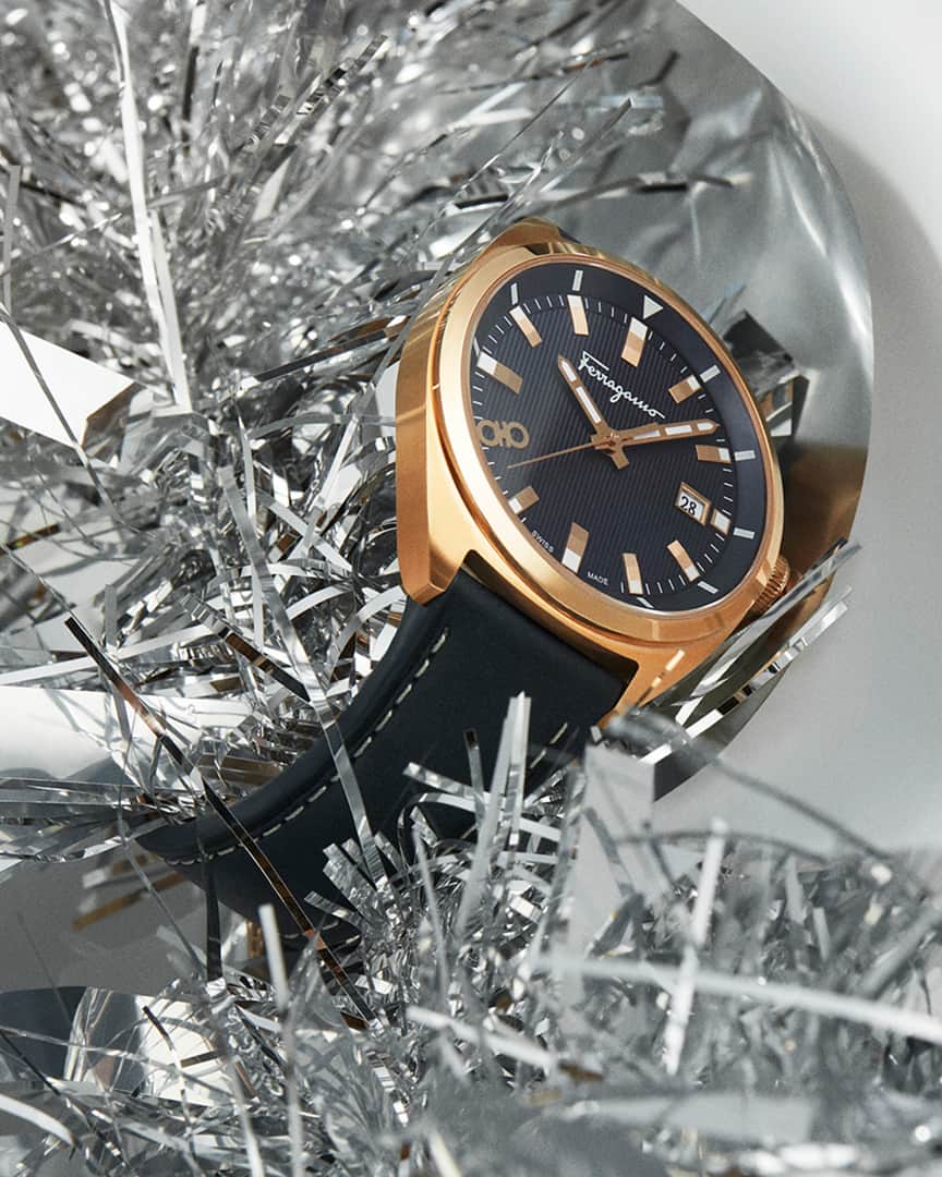 サルヴァトーレ・フェラガモのインスタグラム：「About Time. Shine bright with the Ferragamo Evolution watch, that takes forward the house’s timeless tradition of men’s chronographs with a distinctive oval shape and Guilloché dial embellished with the iconic double gancini logo and luminescent indices. #FerragamoTime⠀ Explore more gifts through the link in bio. #FerragamoHoliday #UnwrappingJoy」
