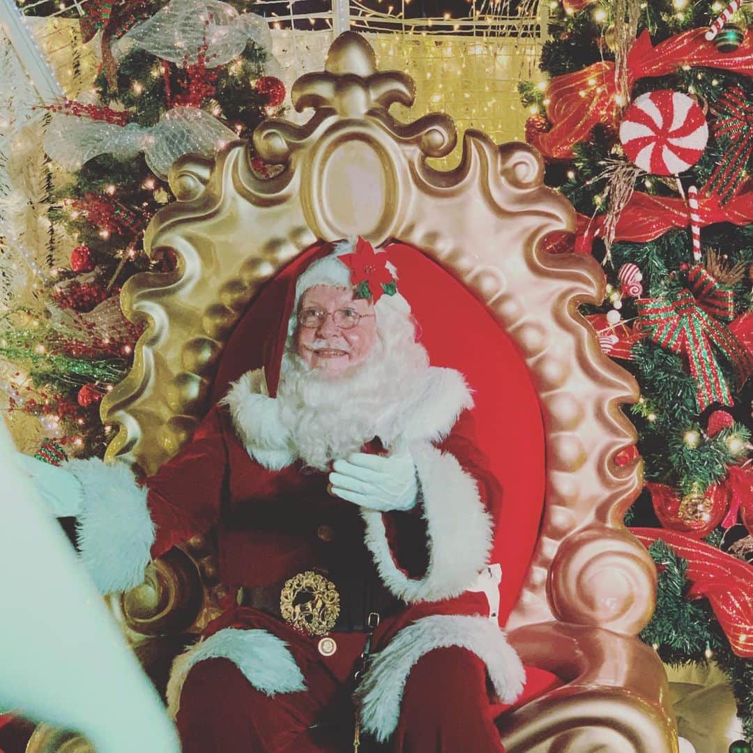 ナターシャ・ピュリッチさんのインスタグラム写真 - (ナターシャ・ピュリッチInstagram)「Throwback to last Christmas and conquering my irrational fears of mall Santa’s/mascots for this picture... like he looks far to welcoming in the second picture  #blushinghard #lowkeyterrified」12月24日 8時27分 - tashapurich