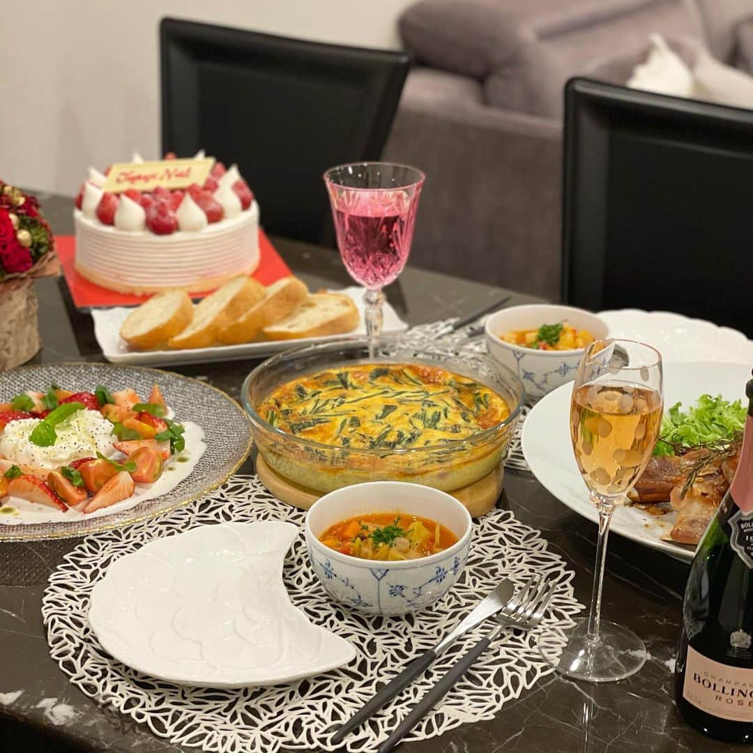 吉田美紀さんのインスタグラム写真 - (吉田美紀Instagram)「・ ・ 何より娘のシャンメリーが目立つ食卓！！ なんて鮮やかなピンク･:*+.笑 ・ 今日は仕事で作れそうにないので 昨日一足早いクリスマスお家ごはん🎄 ・ 明日お友達とチキンを食べる予定があり 今夜は牛肉をいただくので メインはスペアリブにしました♫ ・ 皆さま、素敵なイヴをお過ごしください♡ ・ 今日は打ち合わせにインスタライブに塾の面談にと フル稼働な一日です💨 ・ #dinner #dinnerathome #mikis_kitchen #christmasdinner #おうちごはん #お家ご飯 #お家クリスマス #クリスマスごはん」12月24日 8時27分 - miki__yoshida