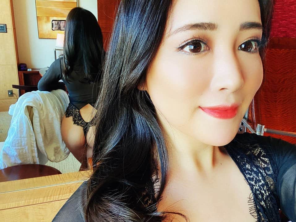 櫻美雪（旧さくらみゆき）のインスタグラム：「Merry Christmas🎄✨  去年はレッドドラゴン出勤してたかな🍾 今年は普段通りの休日 お勉強するよん🧐  #av #av女優 #jav #sexy #porn #japanese #japanesegirl #japaneseporn #photo #photography #秋葉原 #akihabara #イベント #event #lingerie #lingeriesexy #下着 #ベビードール　#黒髪　#地毛 #cleavage #boobsgram #セクシー女優　#おしり #お尻 #ass #arse #butt #christmas #クリスマス」