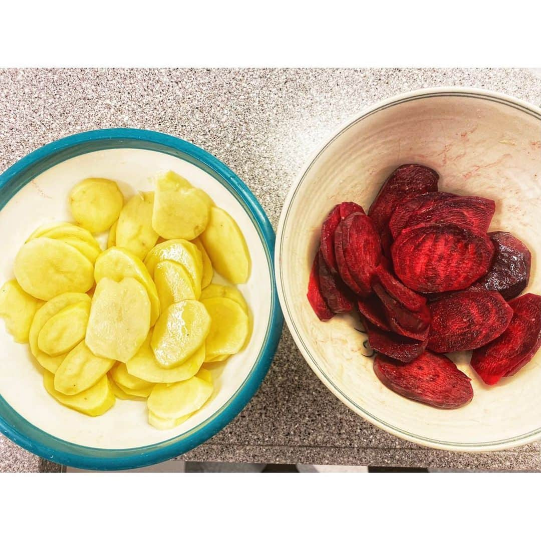 大野南香さんのインスタグラム写真 - (大野南香Instagram)「* 【Baked potato and beets】 Christmas dish🎄  There are plenty of Christmas dishes for vegetables that excite you a lot! Here's one of my favorite❤︎  Home made mustard and ketchup can definitely go sooooo well with the potato and beets!  You can make it with your favorite vegetables and herbs❤︎  I hope you all have a sweet Christmas at home❤︎  Enjoy︎︎﻿ ︎︎﻿☺︎︎﻿ ︎︎﻿ ︎︎﻿☺︎︎﻿ ︎︎﻿ ︎︎﻿☺︎︎﻿ ︎︎﻿ ︎︎﻿☺︎︎﻿ 【ビーツとじゃがいものグリル】 ちょっと早めのクリスマスディナー🎄 クリスマスのお料理にも、お野菜が主役のものはたくさんある😍色の綺麗なお野菜を使うと見た目も綺麗で気分もあがる😊  おうちでゆっくりご飯を作って過ごすクリスマスもいいね🎄  Merry Christmas❤︎  #everydayhappy ︎︎﻿ ︎︎﻿☺︎︎﻿  #ヘルシー﻿ #料理﻿ #クッキングラム ﻿ #cooking﻿ #healthyfood﻿ #minakaskitchen﻿ #vegansweets﻿ #ヴィーガンスイーツ﻿ #homemade ﻿ #homemadefood ﻿ #vegan﻿ #vegetalian﻿ #ベジタリアン﻿ #ヴィーガン﻿ #ビーガン﻿ #organic﻿ #organicfood ﻿ #bio﻿ #オーガニックカフェ﻿ #cheesecake﻿ #bakedcheesecake ﻿ #vegandessert﻿ #sweets ﻿ #christmas  #merrychristmas  #christmasparty  #veganchristmas  #plantbasedchristmas  #クリスマス」12月24日 8時21分 - minaka_official