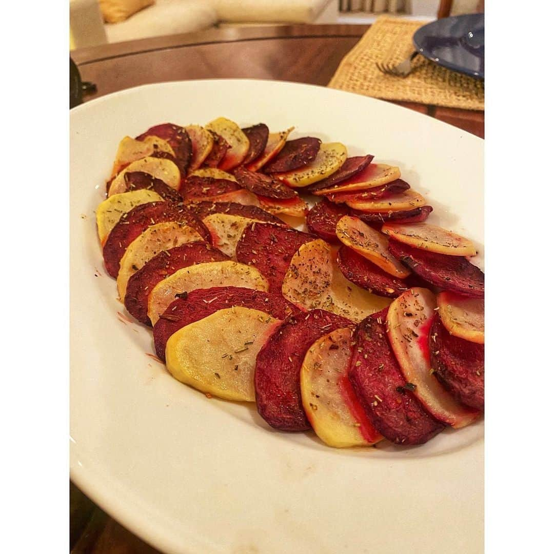 大野南香さんのインスタグラム写真 - (大野南香Instagram)「* 【Baked potato and beets】 Christmas dish🎄  There are plenty of Christmas dishes for vegetables that excite you a lot! Here's one of my favorite❤︎  Home made mustard and ketchup can definitely go sooooo well with the potato and beets!  You can make it with your favorite vegetables and herbs❤︎  I hope you all have a sweet Christmas at home❤︎  Enjoy︎︎﻿ ︎︎﻿☺︎︎﻿ ︎︎﻿ ︎︎﻿☺︎︎﻿ ︎︎﻿ ︎︎﻿☺︎︎﻿ ︎︎﻿ ︎︎﻿☺︎︎﻿ 【ビーツとじゃがいものグリル】 ちょっと早めのクリスマスディナー🎄 クリスマスのお料理にも、お野菜が主役のものはたくさんある😍色の綺麗なお野菜を使うと見た目も綺麗で気分もあがる😊  おうちでゆっくりご飯を作って過ごすクリスマスもいいね🎄  Merry Christmas❤︎  #everydayhappy ︎︎﻿ ︎︎﻿☺︎︎﻿  #ヘルシー﻿ #料理﻿ #クッキングラム ﻿ #cooking﻿ #healthyfood﻿ #minakaskitchen﻿ #vegansweets﻿ #ヴィーガンスイーツ﻿ #homemade ﻿ #homemadefood ﻿ #vegan﻿ #vegetalian﻿ #ベジタリアン﻿ #ヴィーガン﻿ #ビーガン﻿ #organic﻿ #organicfood ﻿ #bio﻿ #オーガニックカフェ﻿ #cheesecake﻿ #bakedcheesecake ﻿ #vegandessert﻿ #sweets ﻿ #christmas  #merrychristmas  #christmasparty  #veganchristmas  #plantbasedchristmas  #クリスマス」12月24日 8時21分 - minaka_official