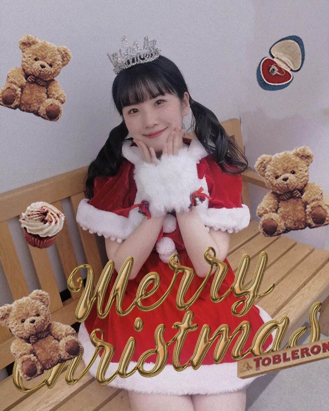 のインスタグラム：「ふふふ、メリクリイブです❤️🎄🎁🎅🌟  サンタさんになったので…写真で遊んでみてたのです…… 元の写真のほうが好きって言う方もいそうなのでどちらも載せてみたよ🤫💓  #今年は#おうちクリスマス#の方が多いのかなぁ #おうちにいると#自分だけが1人のような寂しい感覚になるけれど#そんなことはないんですよねぇ #そんなこと考えていました#ふふふ」