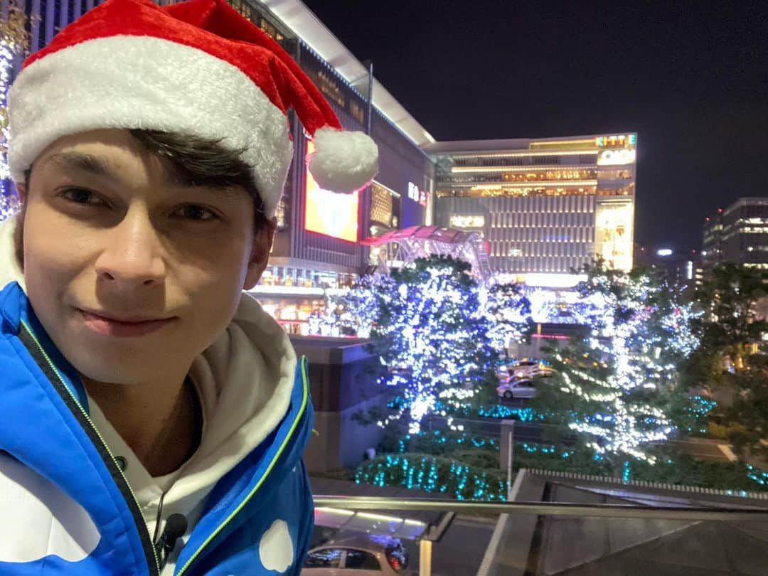 マーティンさんのインスタグラム写真 - (マーティンInstagram)「. メリークリスマーティンイブ！！！ 2020年、ラストZIP!でした！！！ ラストは福岡県編、いかがでしたか？ 博多駅が豪華すぎて驚きました。笑  日本2周目が始まり、家で撮影したり、お取り寄せしたり、キッチン行ったり、旅が再開したり。 本来の形ではないですが、いろんな経験をさせてもらいました！！！  また来年もZIP!よろしくお願いしマーティン！！！  #ZIP! #うまいもんジャーニー #福岡県 #博多駅 #クリスマスイブ #メリークリスマス #2020 #2021 #YESマーティン #いただきマーティン」12月24日 8時23分 - martin.world