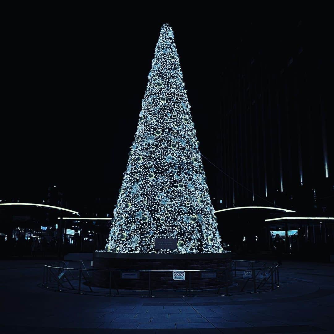 松村太郎のインスタグラム：「#ギャザリア。  #illumination #🎄#tokyo #holiday #happyholidays #イルミネーション #クリスマス #ツリーがあると撮っちゃう #ShotoniPhome」