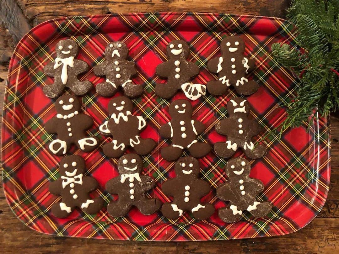 マーシャ・ゲイ・ハーデンのインスタグラム：「2 out of 12 of these gingerbread have covid.  Two are asymptomatic.  The other 8 wish you Happy Holidays and implore you to wear a mask. (We are icing the masks as i write...)」