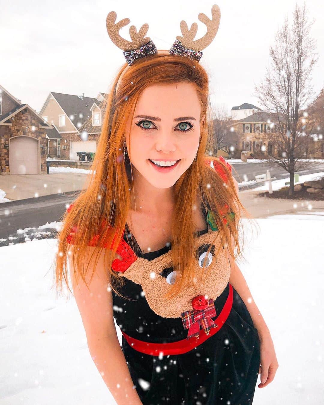 のインスタグラム：「🎶 Let it snow, let it snow, let it snow 🤞🥰 Only 2 days to go! 🙈 - 💭 #QOTD - have you ever had a white Christmas? ❄️ The last 3 Christmas’s it’s snowed here in Utah! *hoping it’ll be a white Christmas again* 🙏 - #OOTD: Reindeer Jumpsuit - @kohls xD」
