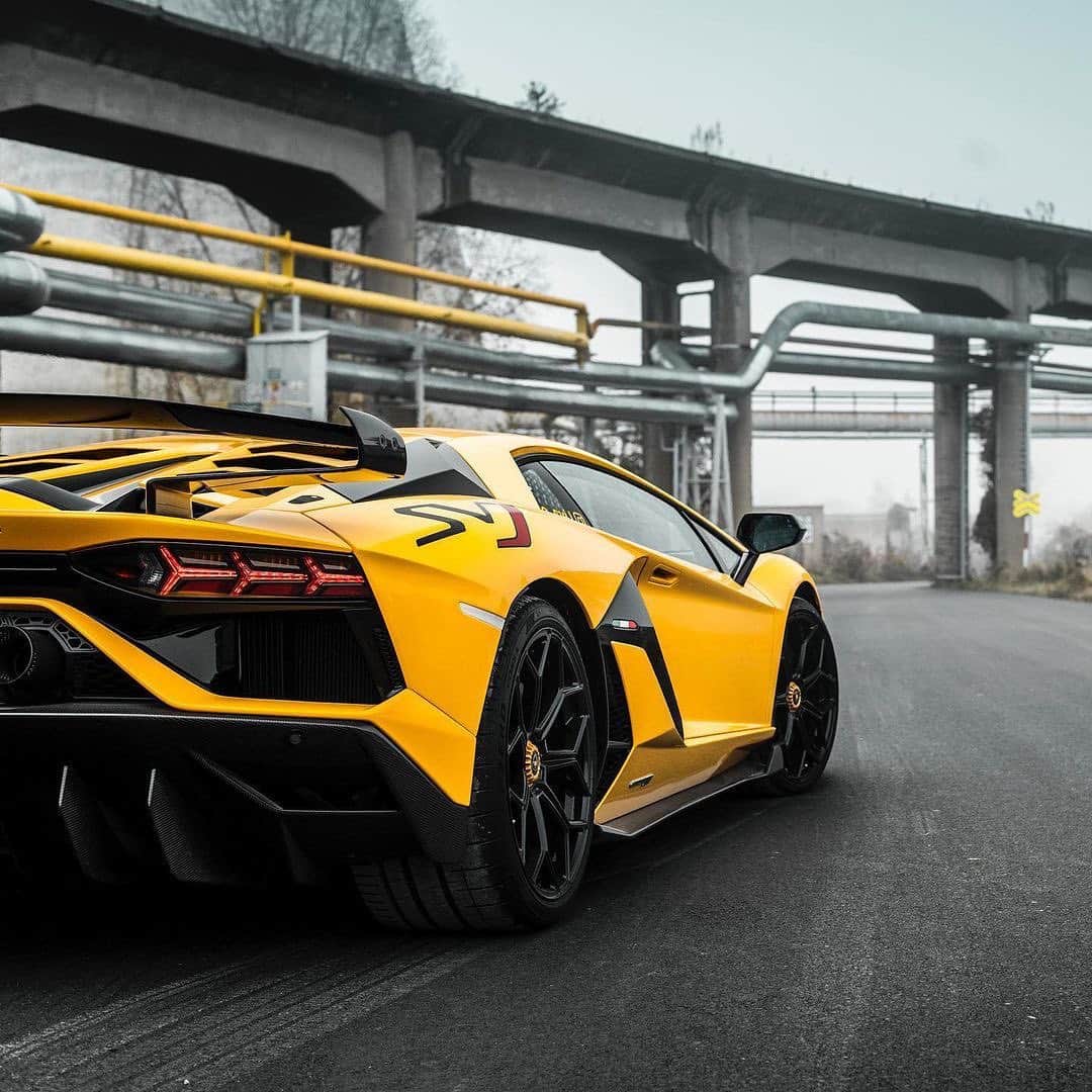 CARLiFESTYLEさんのインスタグラム写真 - (CARLiFESTYLEInstagram)「Beefy Aventador SVJ. Owner @bee_svj #carlifestyle Photo @danielmartinek.cz」12月24日 8時36分 - carlifestyle