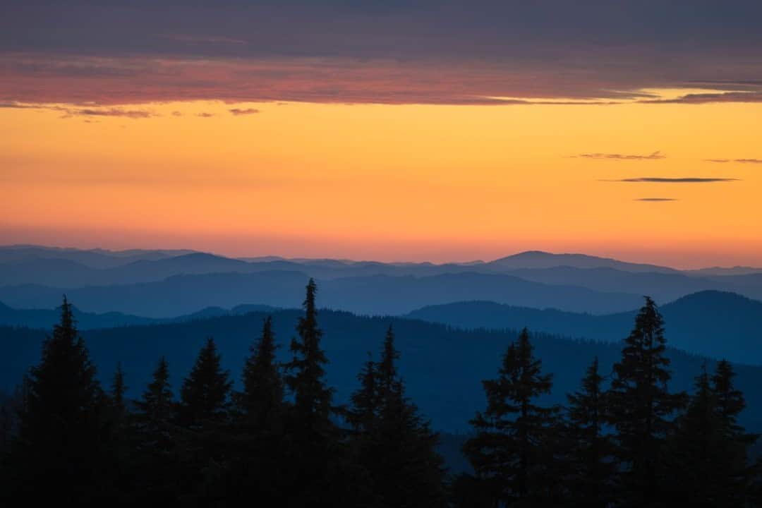 National Geographic Travelさんのインスタグラム写真 - (National Geographic TravelInstagram)「Photo by @michaelclarkphoto / The view looking south at the mountains in the Cascade Range, as seen from the rim of Crater Lake National Park at sunset. #craterlake #oregon #cascades」12月24日 8時35分 - natgeotravel