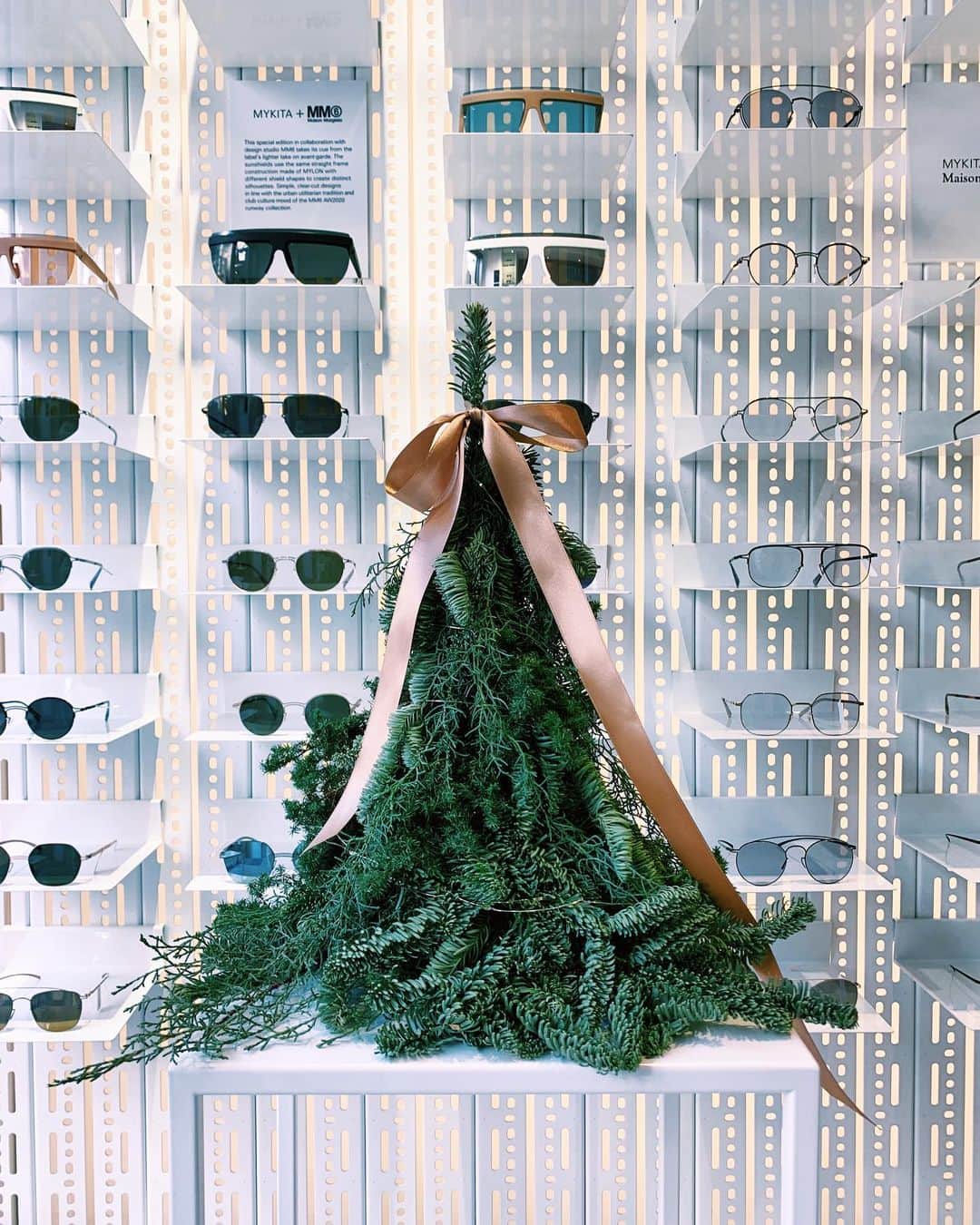 MYKITA SHOP TOKYOのインスタグラム：「Wishing you much health, wellbeing and love for Merry Christmas.  皆様が健やかに愛の溢れるクリスマスを過ごすことができますよう、お祈りいたします。  — #MYKITA #merrychristmas🎄  #happyholidays」