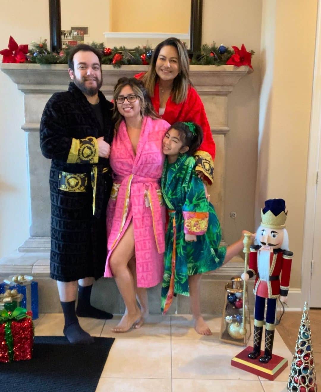リセット・サラスのインスタグラム：「Merry Christmas Eve Eve y'all 🎄😎🎁」