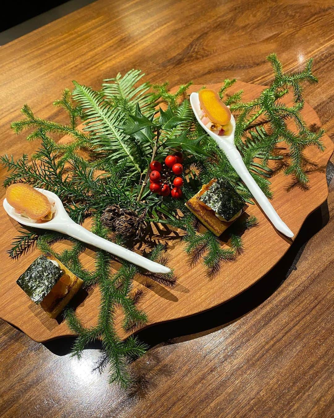 ののさんのインスタグラム写真 - (ののInstagram)「. クリスマスディナーコースをいただきました🎄  クリスマス仕様の盛り付けも綺麗✨ 食べてみたかったリョウリヤステファンパンテル看板メニューのフォアグラのコンフィ 奈良漬け巻き 南国フルーツソースもコースに入ってた🤤(紫のお皿の) デザートもお茶菓子含めて4皿もあって豪華 . #リョウリヤステファンパンテル#クリスマスディナー#クリスマスデート#クリスマス#クリスマスプレゼント#京都ディナー#京都グルメ#フレンチ#京都フレンチ#グルメスタグラム#グルメ女子#関西グルメ#シャンパン#kyoto#japan#smile#japanesegirl#asiangirls#dinner」12月24日 8時42分 - nonoko0309