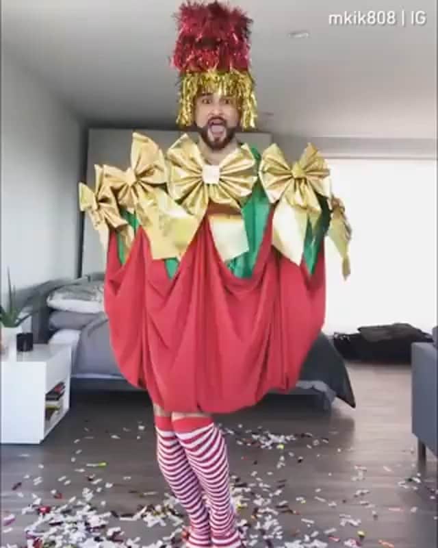 セリタ・エバンクスのインスタグラム：「When you're the gift... 🎁 🎉🍾✨ By @mkik808」