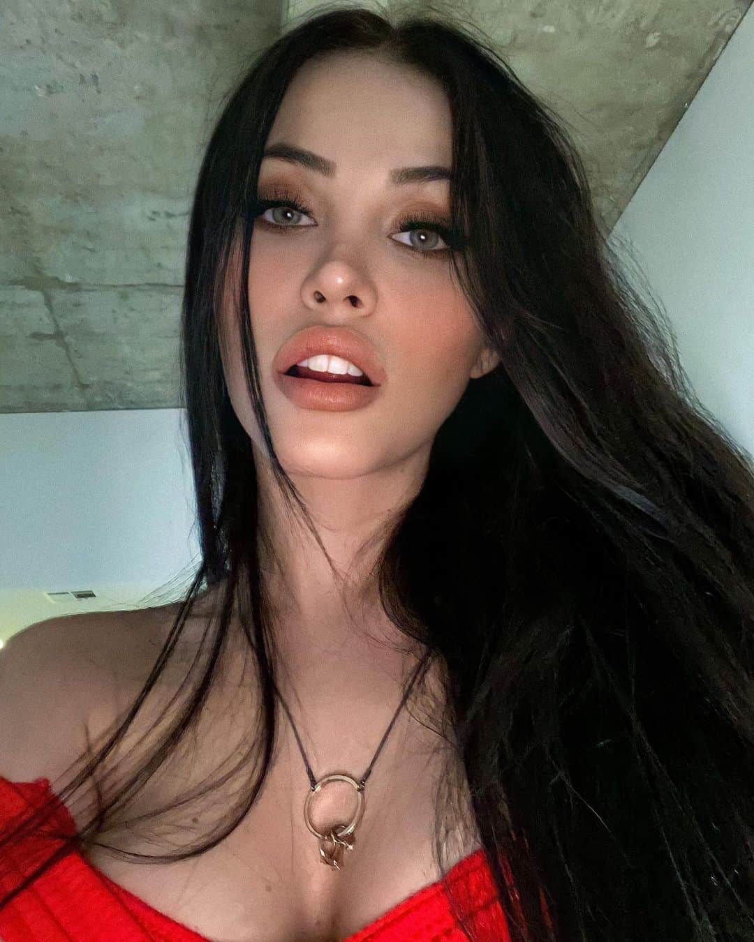 Claudia Alendeのインスタグラム：「Best Christmas gifts..Wrong answers only🎄🤶🏻」