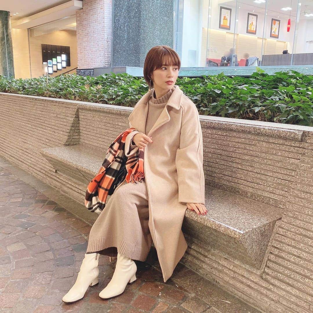 のインスタグラム：「． 今日はやることが盛り沢山🏃‍♀️💨 ． ヒールの形が可愛いブーツ @dion_unisex 👢 よく歩くからヒールが高すぎず、生地も足にフィットしてくれるのは最高◎ アイボリーって何でこんなに可愛いのかしら🥺🤍 ストーリーズに履いた動画載せてるのでフォルム是非チェックしてください🙋‍♀️ ． #dion #ootd #code #ショートブーツ」