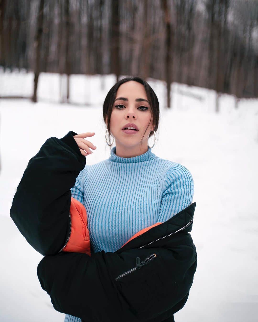 Katy Esquivelのインスタグラム：「Let it snow! ❄️  . Sin exagerar, una de las preguntas que más recibo es cómo hago que mis fotos se vean tan bonitas 🙈 He estado leyéndolos y me basé en todos sus preguntas y pedidos para crear una nueva colección de presets: Peppermint 🤍 . Estos presets harán que sus fotos se vean más nítidas y limpias para hacer que cualquier foto tomada con el teléfono parezca tomada con cámara profesional. . Adicionalmente quiero hacer algo especial para despedirnos del 2020 así que por las primas 48 horas puedes llevarte la colección a 50% de descuento utilizando el código “peppermint50” solo haz click en el link de mi bio!」