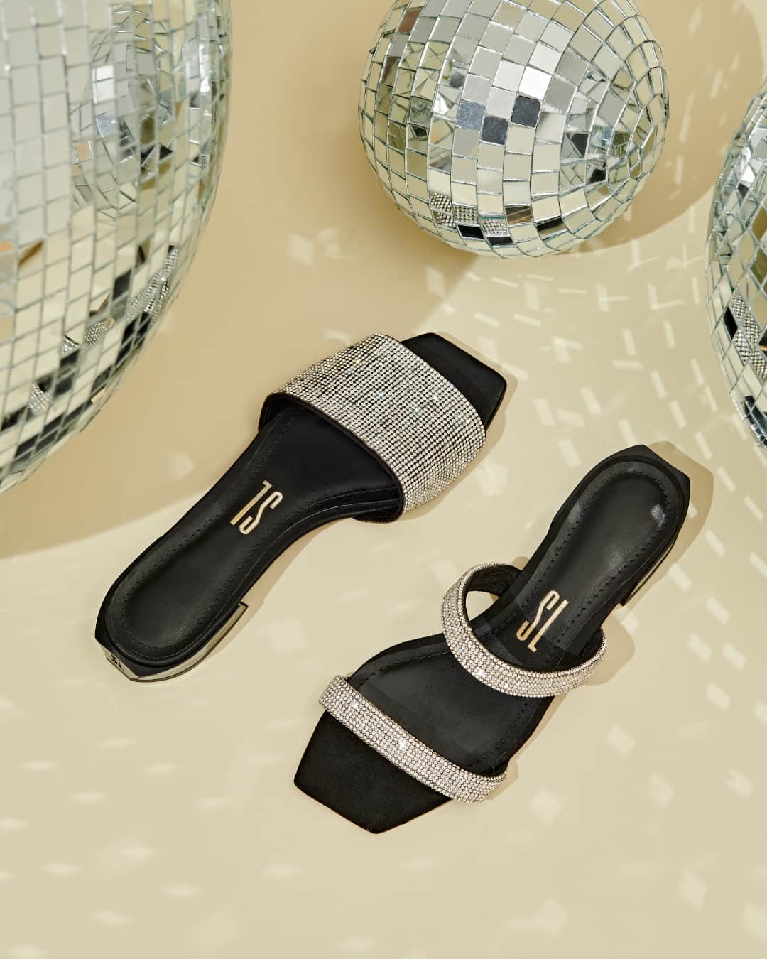 Santa Lollaのインスタグラム：「As rasteiras ganharam um detalhe de impacto: suas tiras com aplicação de strass em prata arrematam o modelo mais curinga para aquelas produções comfy, porém estilosas. Atemporais, elas te acompanham por muitas estações deixando sempre seu toque glam por onde você passar. [ Mule R$169,90 • Flat tiras R$199,90 ] #santalollaverao21 #letsparty #partyglam #flats #crystalflats」