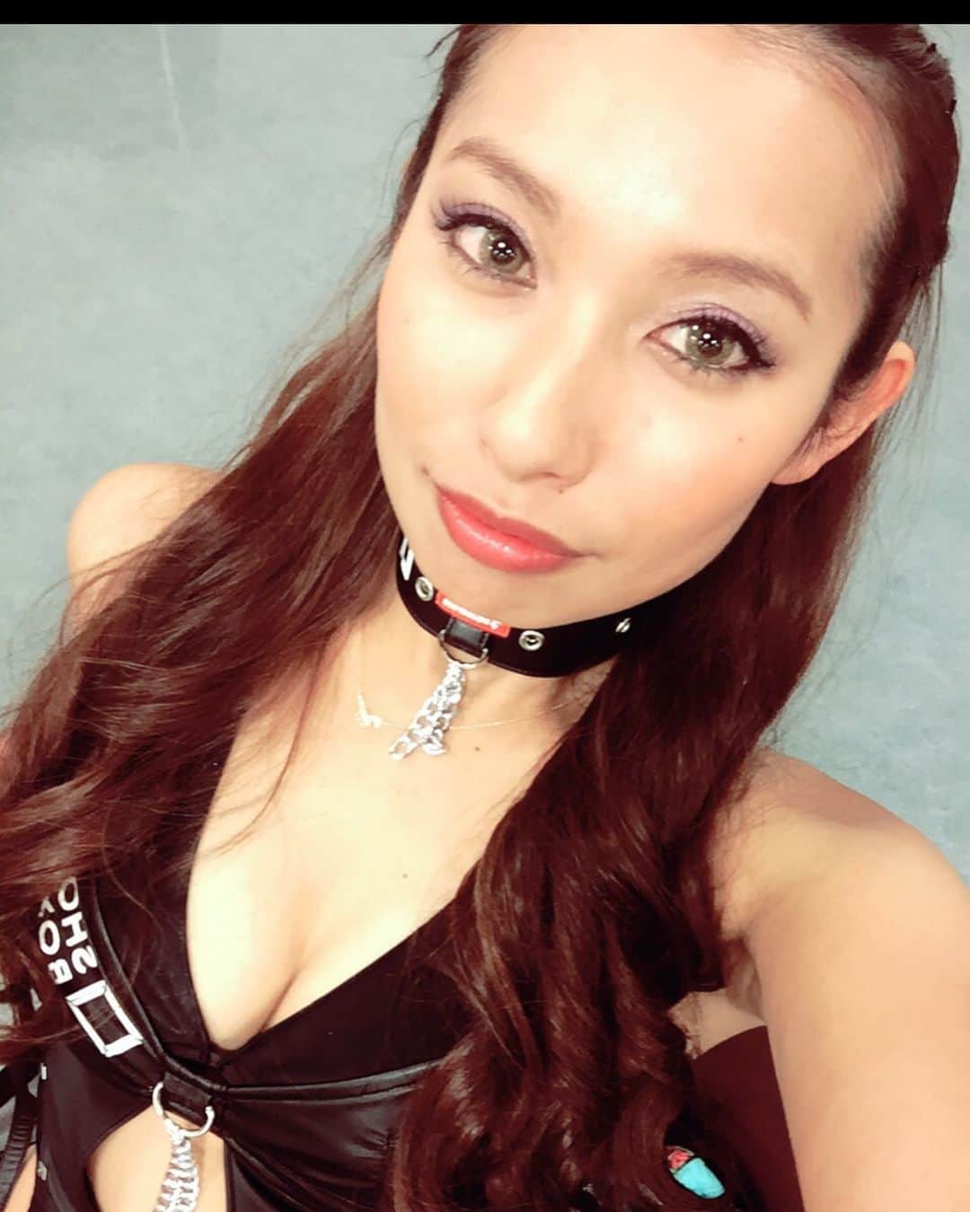 エマ中岡優姫のインスタグラム：「4年か5年前の年末は RIZINでShoot boxingの ラウンドガールしてたなー🥊 懐かしいな〜🤣 今年はどんな 年末になるかなっ？ おっと！ その前にクリスマスじゃわ！🎄 プレゼントみんないつ あげるんだろ？ うちは保育所行かん！ って言われたら困るし 26日の土曜日の朝に しよーかな🎁🤣 #シュートボクシング  #シュートボクシングラウンドガール  #shootboxing  #rizin  #ライジン  #格闘技  #年末  今や #男の子ママ」