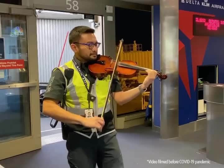 デルタ航空のインスタグラム：「The best way to spread holiday cheer is playing loud for all to hear. Lead Supply Attendant C.T. has spent the last five years bringing joy to customers by playing holiday melodies at the airport. If you're traveling through #MCI this holiday season, you might spot him at your gate!  What are your favorite holiday traditions?」