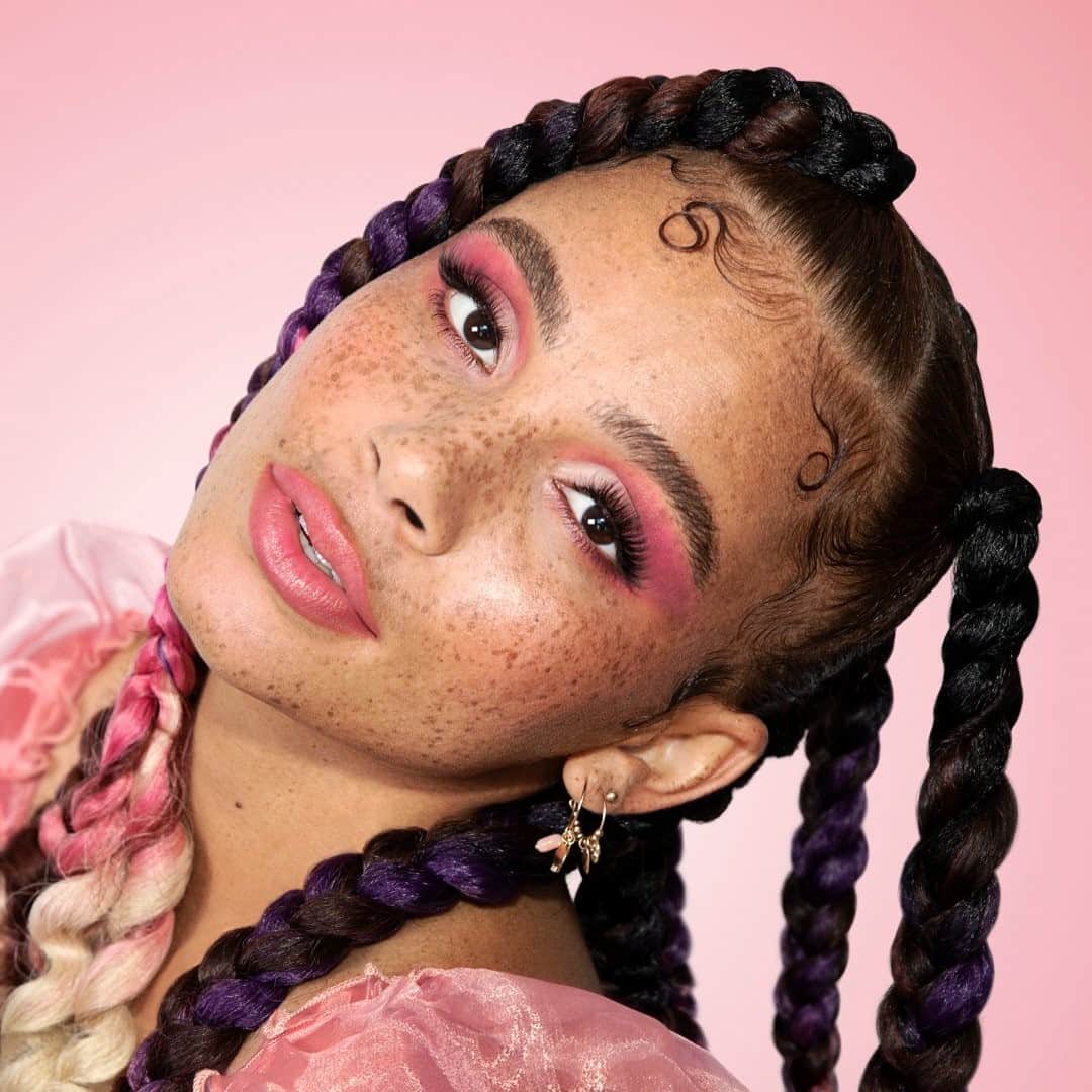 Too Facedのインスタグラム：「You don’t understand … we’re obsessed 😍 Beauty babe @joyjah looks stunning in our NEW Let’s Play Mini Palette! She also wears our Peach Bloom Cheek Tint shade Strawberry Glow, Peach Bloom Lip Balm shade Pink Whispers, Killer Liner in the shade Espresso, Sapphire & Storm, and our Better Than Sex False Lashes in the style Natural Flirt! #toofaced」