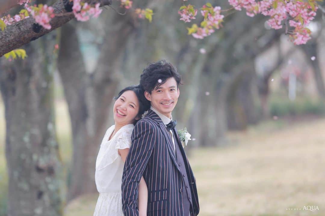 のインスタグラム：「🌸先行予約受付開始🌸﻿ ﻿ シーズン限定！﻿ 一足先に春を感じられる、﻿ 河津桜とともに残す結婚写真を✨﻿ ﻿ 毎年大好評をいただいております﻿ 伊豆の風物詩である日本一の早咲きの桜「河津桜」と﻿ 撮影するロケーションフォトプラン予約受付スタート！﻿ ﻿ 河津桜は他の桜よりもピンク色が強く﻿ 愛らしい色合いが特徴🌸﻿ 絵画のように美しい風景の中で、﻿ 幸せいっぱいの結婚写真を残せます！﻿ ﻿ ﻿ おかげさまでたくさんのお問い合わせ、﻿ 撮影のご予約をいただいております🙇‍♀️﻿ スタジオアクア6店舗でご予約受付中！﻿ お問い合わせはお早めに✨﻿ ﻿ ﻿ デコルテ公式アカウント﻿ ▷▷ @decollte_weddingphoto﻿ ﻿ スタジオアクア富士店🗻﻿ ▷▷ @studioaqua_fuji﻿ ﻿ スタジオアクア横浜みなとみらい店﻿ ▷▷ @studioaqua_yokohama﻿ ﻿ スタジオアクア表参道渋谷店﻿ ▷▷ @studioaqua_shibuya  ﻿ スタジオアクア新宿店﻿ ▷▷ @studioaqua.shinjuku  ﻿ スタジオアクア浅草店﻿ ▷▷ @studioaqua_asakusa  ﻿ スタジオアクア立川店﻿ ▷▷ @studioaqua_tachikawa229  ﻿ ﻿ ＼オンライン撮影相談会スタート✨／﻿ パソコン・スマートフォンから﻿ 前撮り、フォトウエディングの相談が可能！﻿ 当店HPよりご予約受付中！﻿ ﻿ ﻿ お得な割引キャンペーンも実施中！﻿ HPを要チェック✔﻿ ﻿ ﻿ #d_weddingphoto﻿ #スタジオアクア﻿ #スタジオアクア横浜店﻿ #スタジオアクア富士店﻿ #撮る結婚式﻿ #ウェディング﻿ #ウェディングフォト﻿ #フォトウェディング﻿ #フォトスタジオ﻿ #花嫁﻿ #プレ花嫁﻿ #卒花嫁﻿ #関東花嫁﻿ #関西花嫁﻿ #横浜花嫁﻿ #前撮り﻿ #後撮り﻿ #結婚式﻿ #結婚式準備 ﻿ #ヘアメイク﻿ #ヘアアレンジ﻿ #洋装前撮り﻿ #和装前撮り﻿ #ドレス試着﻿ #ドレス迷子﻿ #ウェディングフェア﻿ #プレ花嫁さんと繋がりたい﻿ #全国のプレ花嫁さんと繋がりたい﻿ #日本中のプレ花嫁さんと繋がりたい﻿ #河津桜」