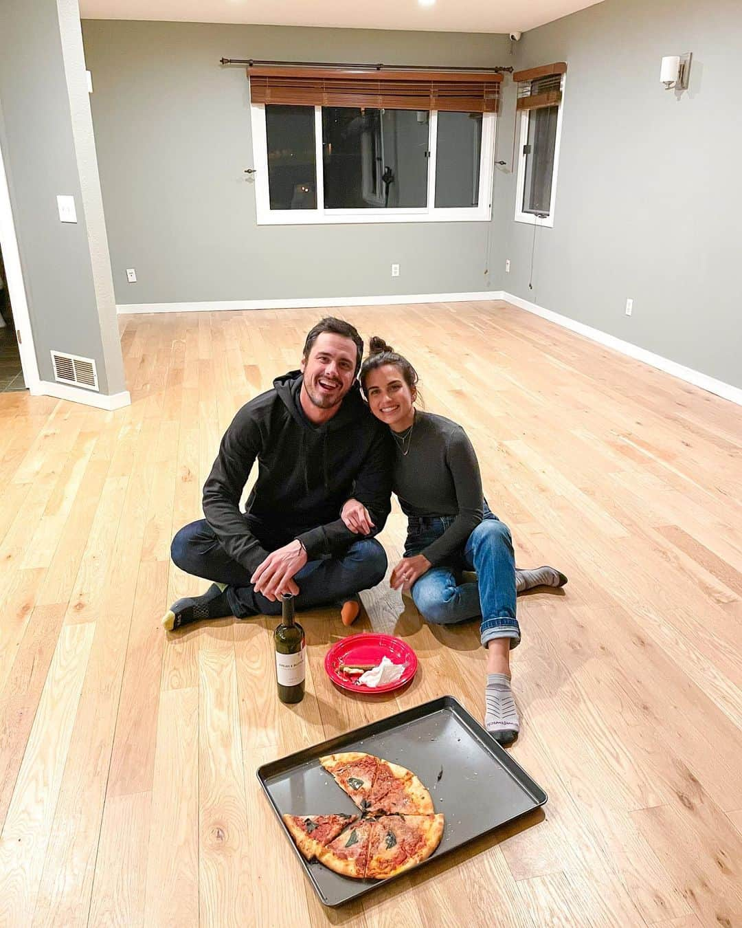 ベン・ヒギンズさんのインスタグラム写真 - (ベン・ヒギンズInstagram)「Jess and I now own a house together (staying in Denver)! We don’t own any furniture but we are hoping Mr. Claus and Mrs. Claus send some our way this Christmas! Until then, our and probably next many dinners in the new house will be on the floor, just the way it should be! Also, before you start blowing up the comments this will be Jess private VIP party pad until the wedding, then I move in to crash the place! Let the fun begin!」12月24日 9時10分 - higgins.ben