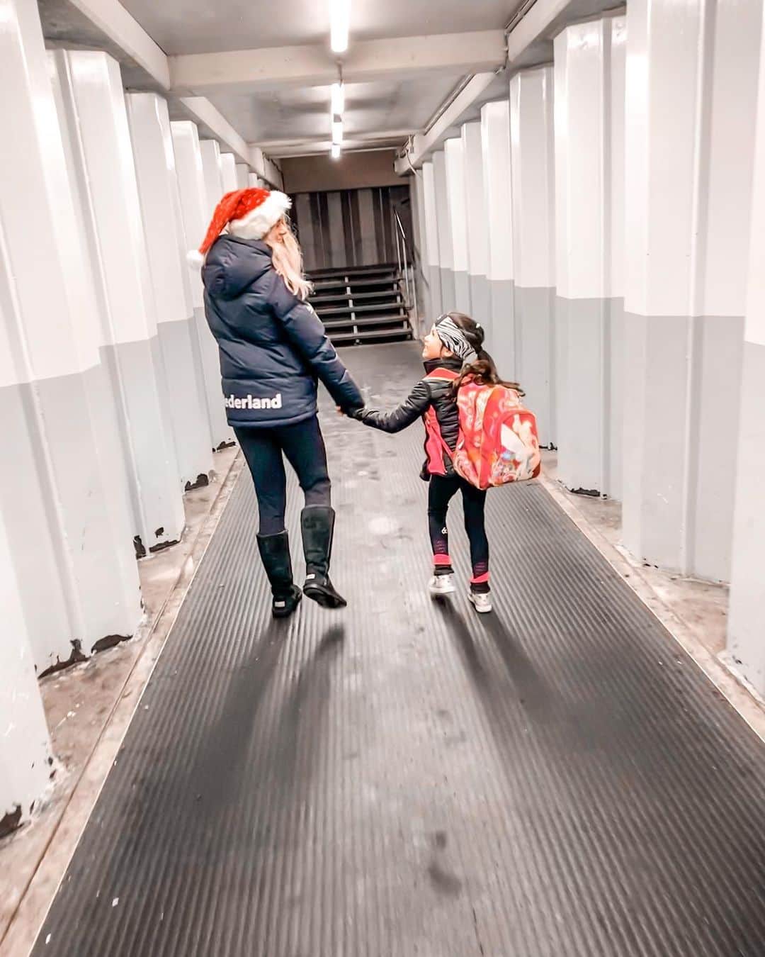 ニキ・ヴォリーズのインスタグラム：「Walking into christmas with these cute girls, I keep on saying, I love my job🎄..!!」