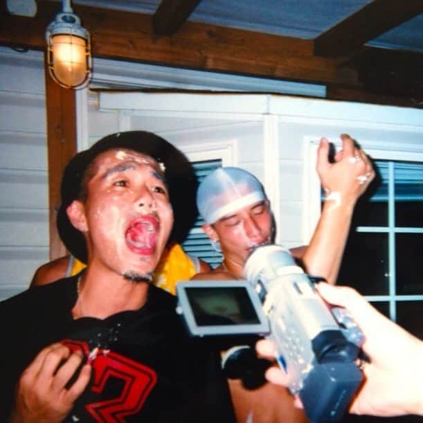のインスタグラム：「HBD!!! @chrisnewtokyo  zoomで誕生日会やろうか🎉🎉🎉 写真懐かしいやろ！？笑 #40」