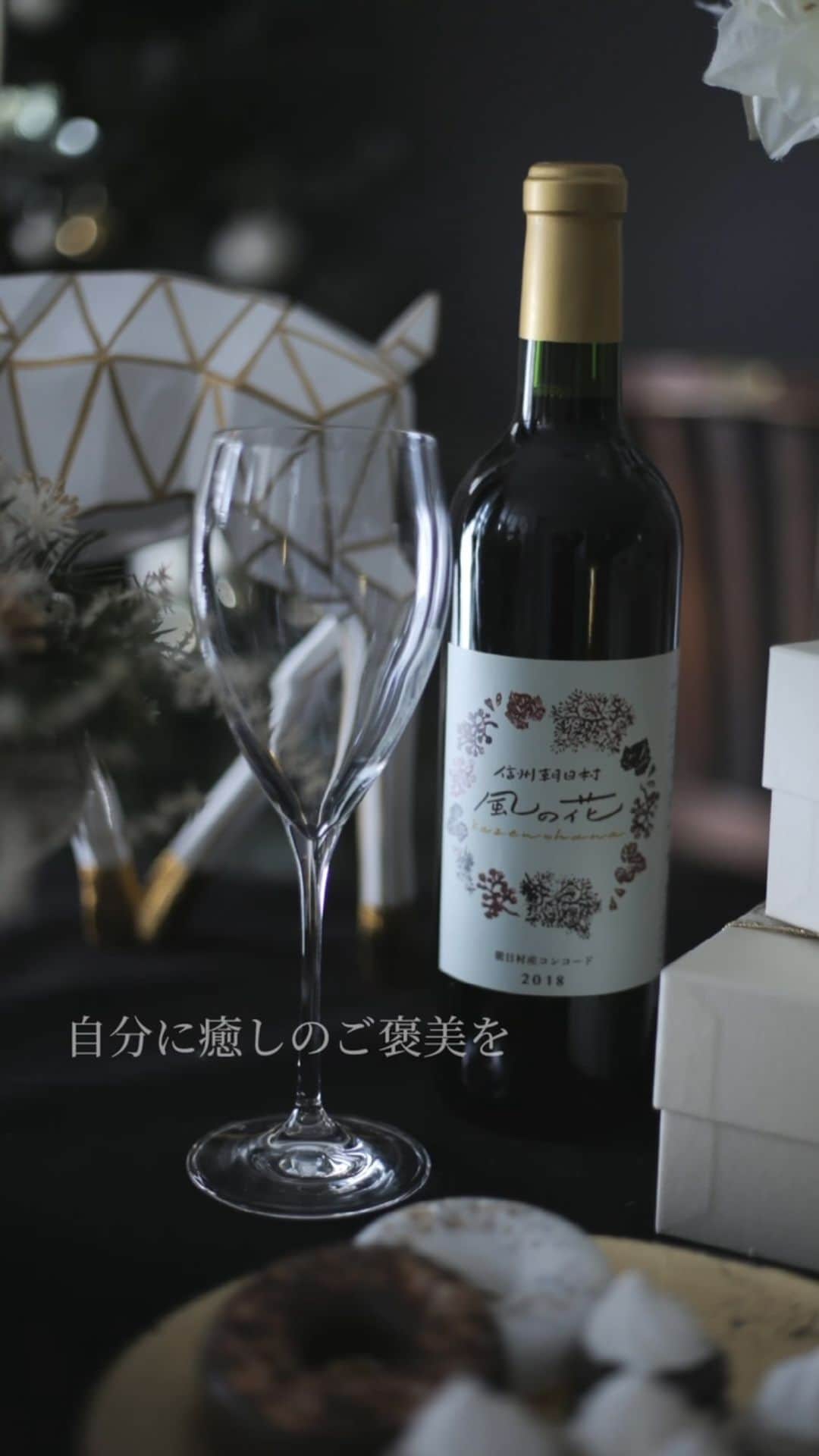 東京堂アーティフィシャルフラワーMAGIQのインスタグラム：「・ 『🎄Joyfull Christmas🎄』 おうち時間のクリスマス 皆さまにとって心温まる素敵な時となりますように！Merry Christmas🎁 ・ Have a nice Christmas with a warm heart🎅 ・ 祝您度过一个温暖而美好的圣诞节🎁 ・ 따뜻해지는 멋진 크리스마스를 보내세요🎅 ・ ・ 【Happy New Year🌅キャンペーン】開催中！ 期間:2020年12月8日(火)〜2021年1月3日(日) 入賞→ ６名 発表→ 1月7日(木) 、8日（金） ・ ●テーマ 【新春(お正月)🎍】の写真を投稿してください。 ・ 応募は簡単！ 以下参加方法にて、どなたでも参加OKです。 ◎参加方法 ① @magiq.jp をフォロー ② #magiq新春2021 をタグ付けて投稿して下さい！ ・ 皆さまのご参加をお待ちしております！！ ・ #MAGIQ #MAGIQのある暮らし #TOKYODO #東京堂 #アーティフィシャルフラワー #アーティフィシャル #アートフラワー #造花  #フェイクフラワー  #花のある暮らし #花のある生活 #花好きな人と繋がりたい #花を飾る #インテリア #フラワーデザイン #フラワーアレンジメント #フラワーアレンジ #アレンジメント #artificial #artificialflower #flowerofinstagram #flowersoninstagram #christmas #花藝 #꽃스타그램 #조화 #クリスマス#おうちクリスマス #メリークリスマス」